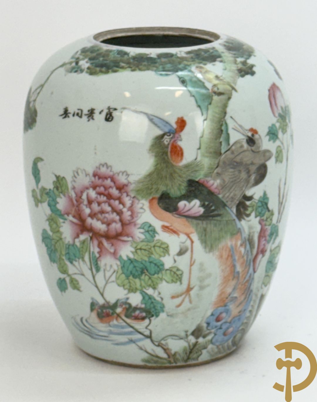 Drie Chinese porseleinen dekselpotiches met vogel- en bloemendecor