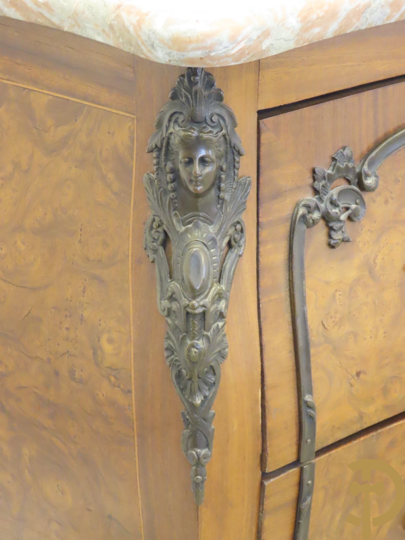 Wortelnotehouten gegalbeerde tweeladencommode met bronzen accanthusranken op lades, bronzen trekkers en dameshoofden opzij