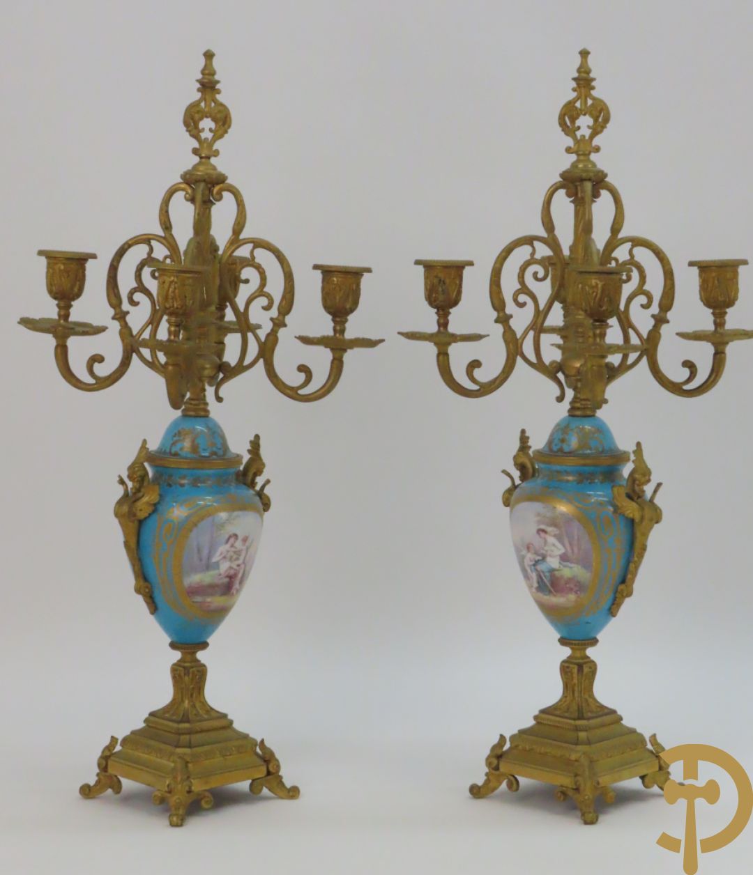 Paar Sèvres cassolettes met handbeschilderd romantisch decor van dame met cupido en landschapsdecor - met vergulde bronzen vierarmige kandelaar, Feccotte V. getekend