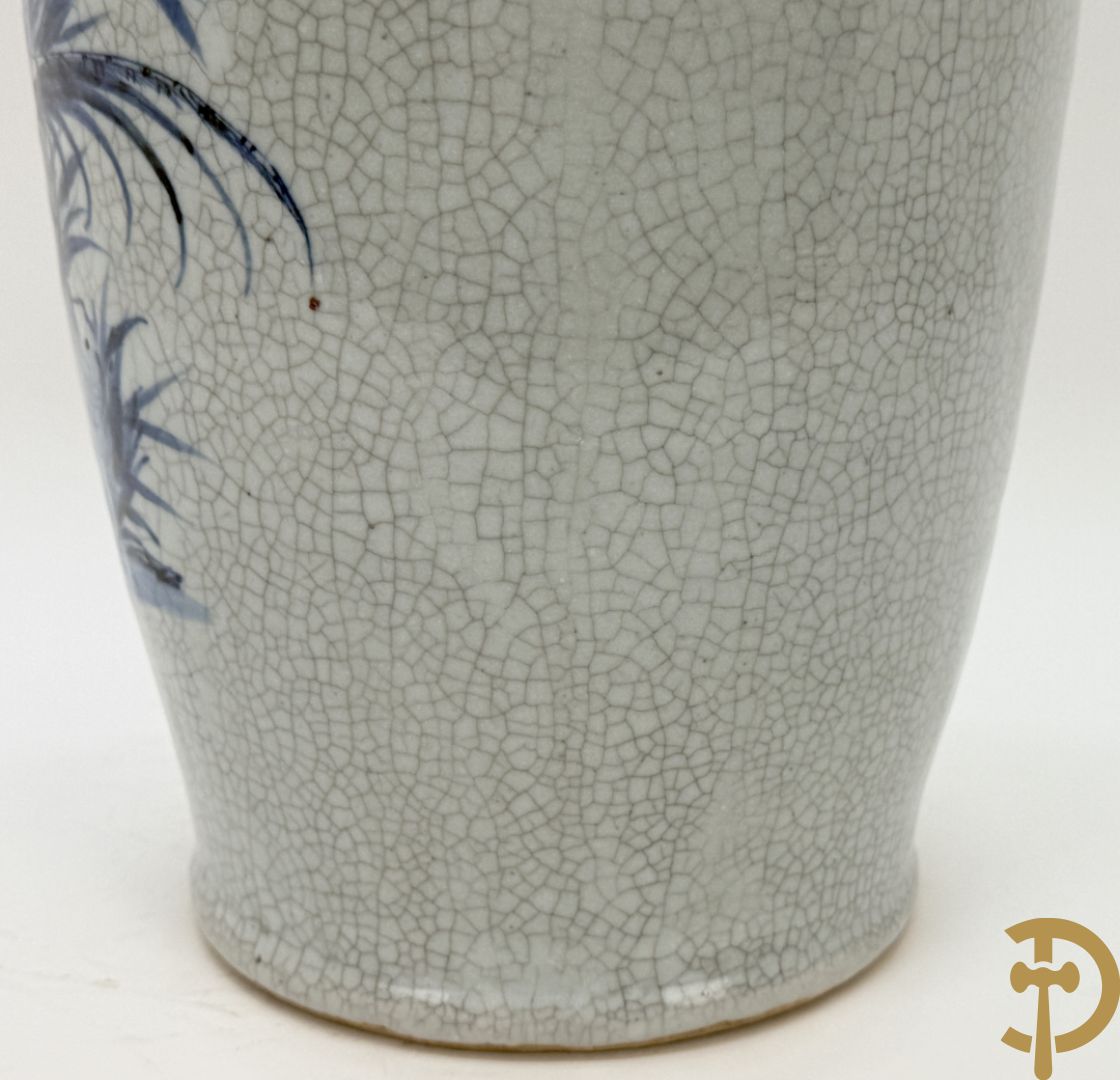 Chinese porseleinen blauw/witte Nankin vaas met bloemen- en vogeldecor en bezet met vruchten