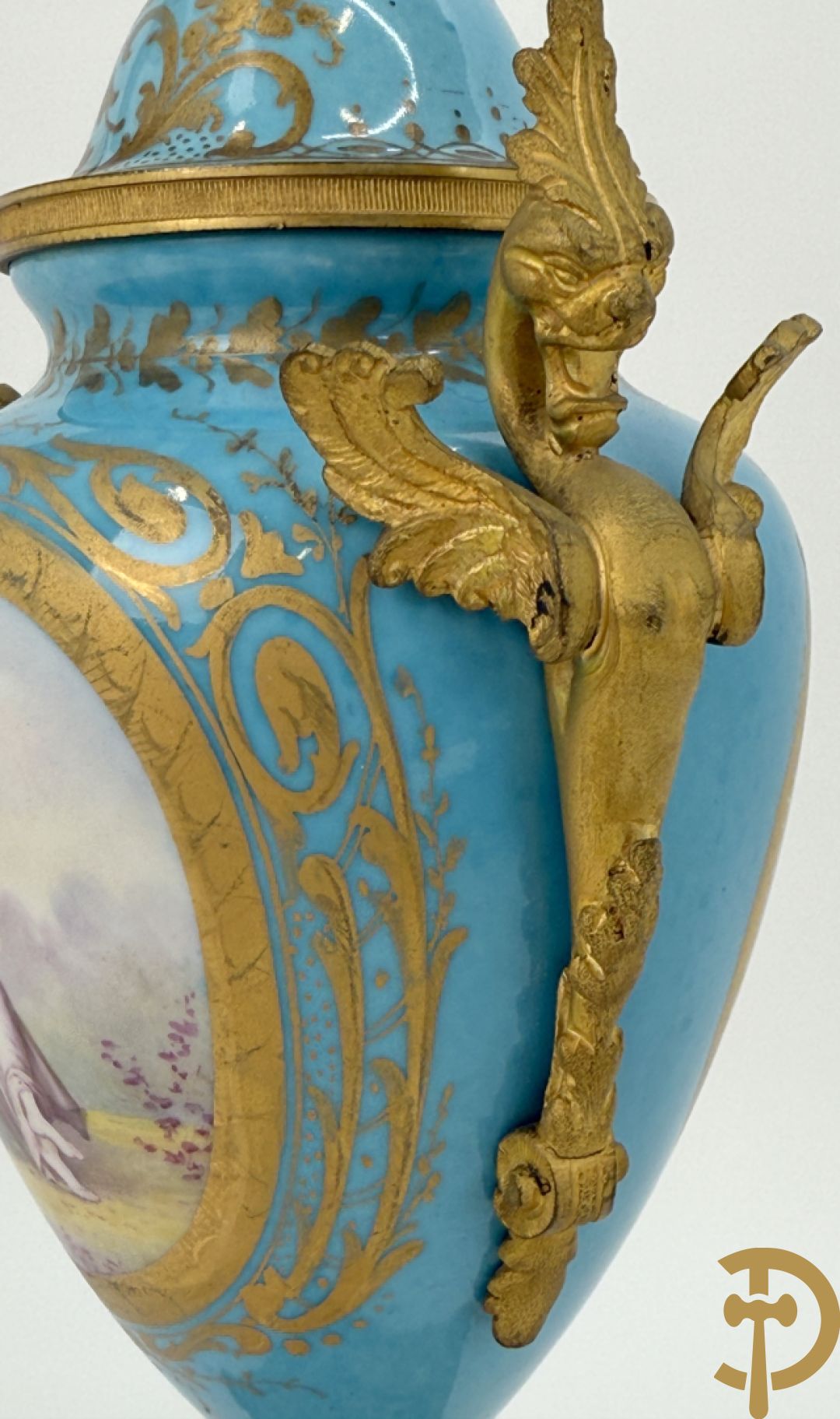 Paar Sèvres cassolettes met handbeschilderd romantisch decor van dame met cupido en landschapsdecor - met vergulde bronzen vierarmige kandelaar, Feccotte V. getekend