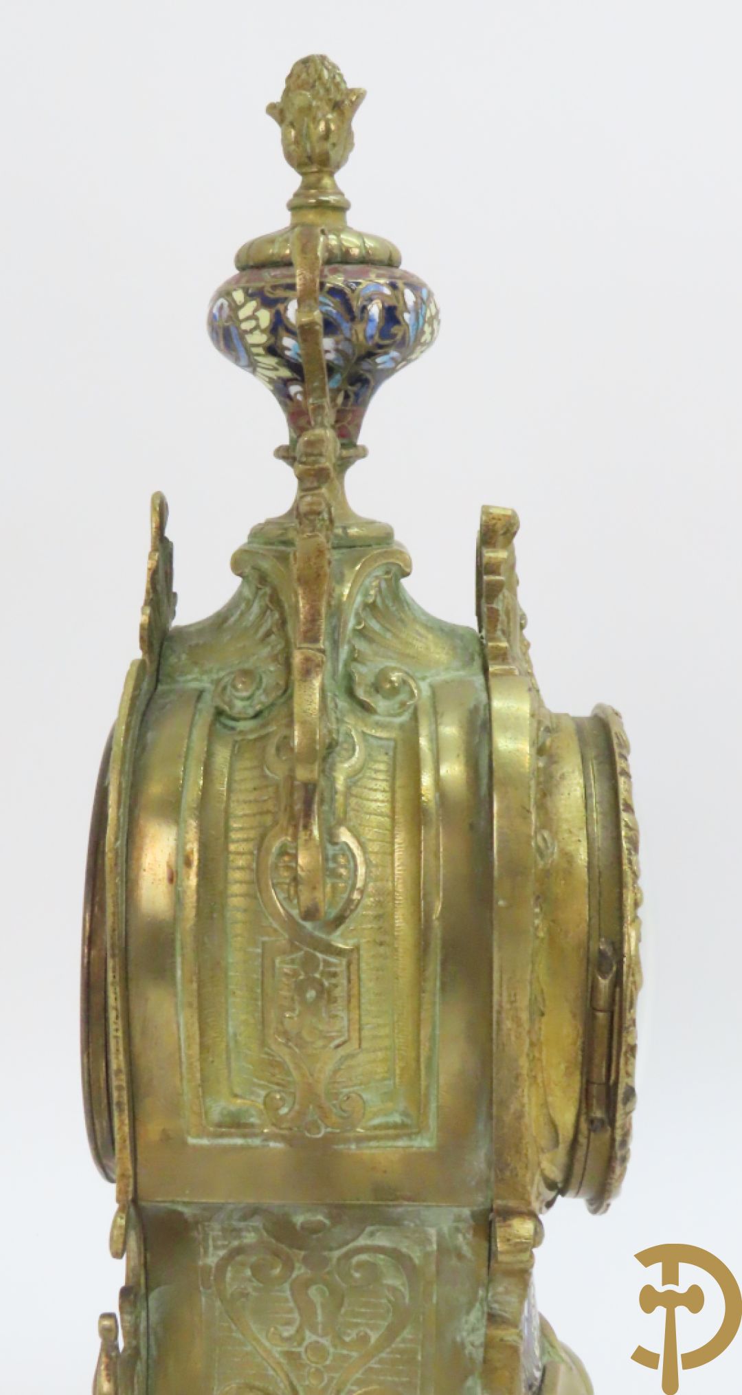Bronzen pendule, Louis XV stijl, bezet met email, Champlève decor
