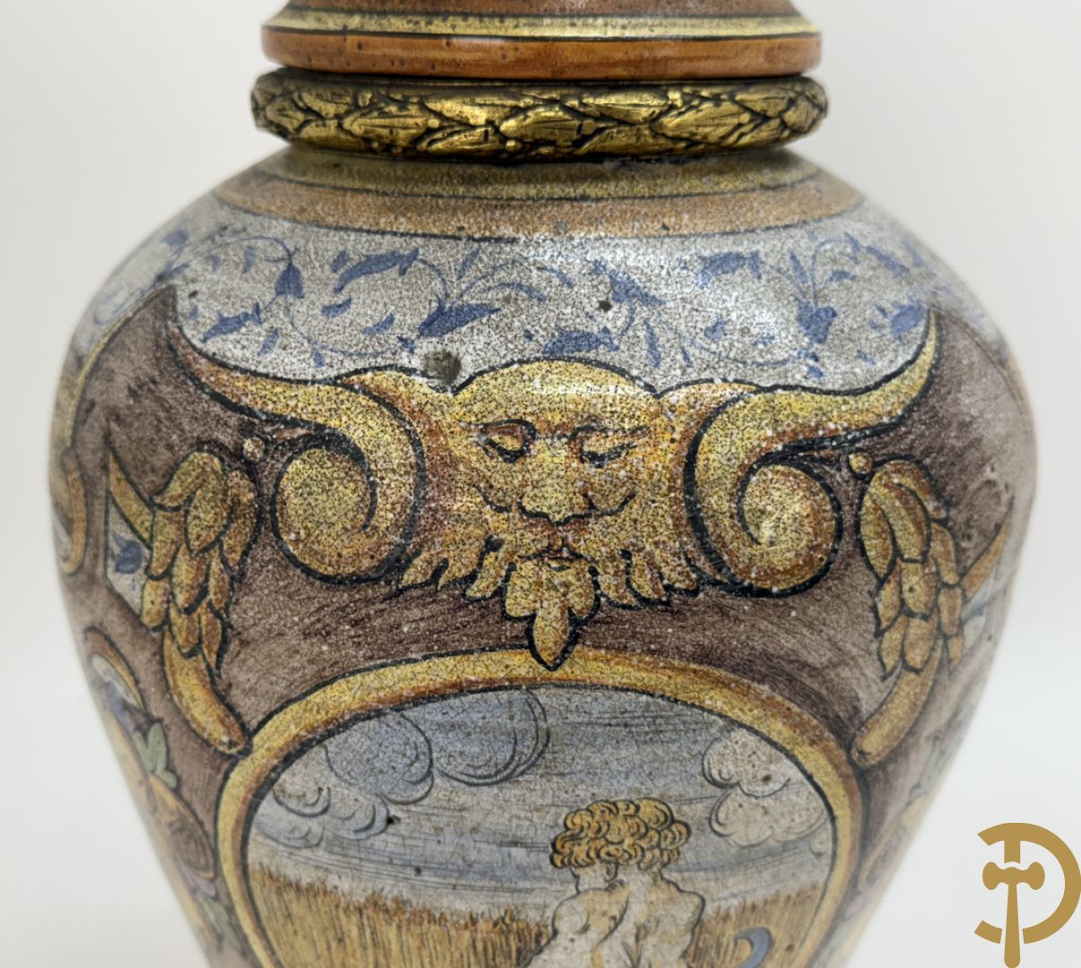 Dekselpotiche met decor van cupido in cartouche en bezet met bronzen ornamenten