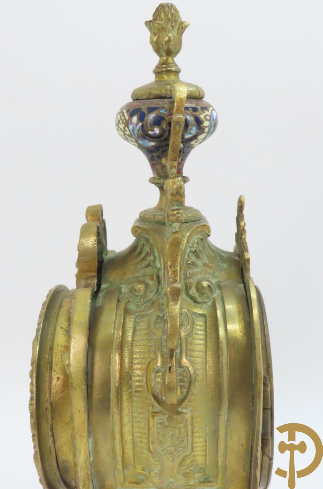 Bronzen pendule, Louis XV stijl, bezet met email, Champlève decor