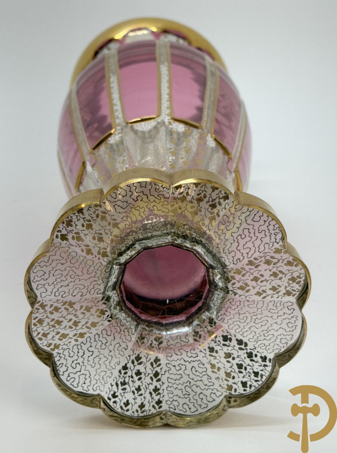 Gelobde kristallen vaas met gouddecor