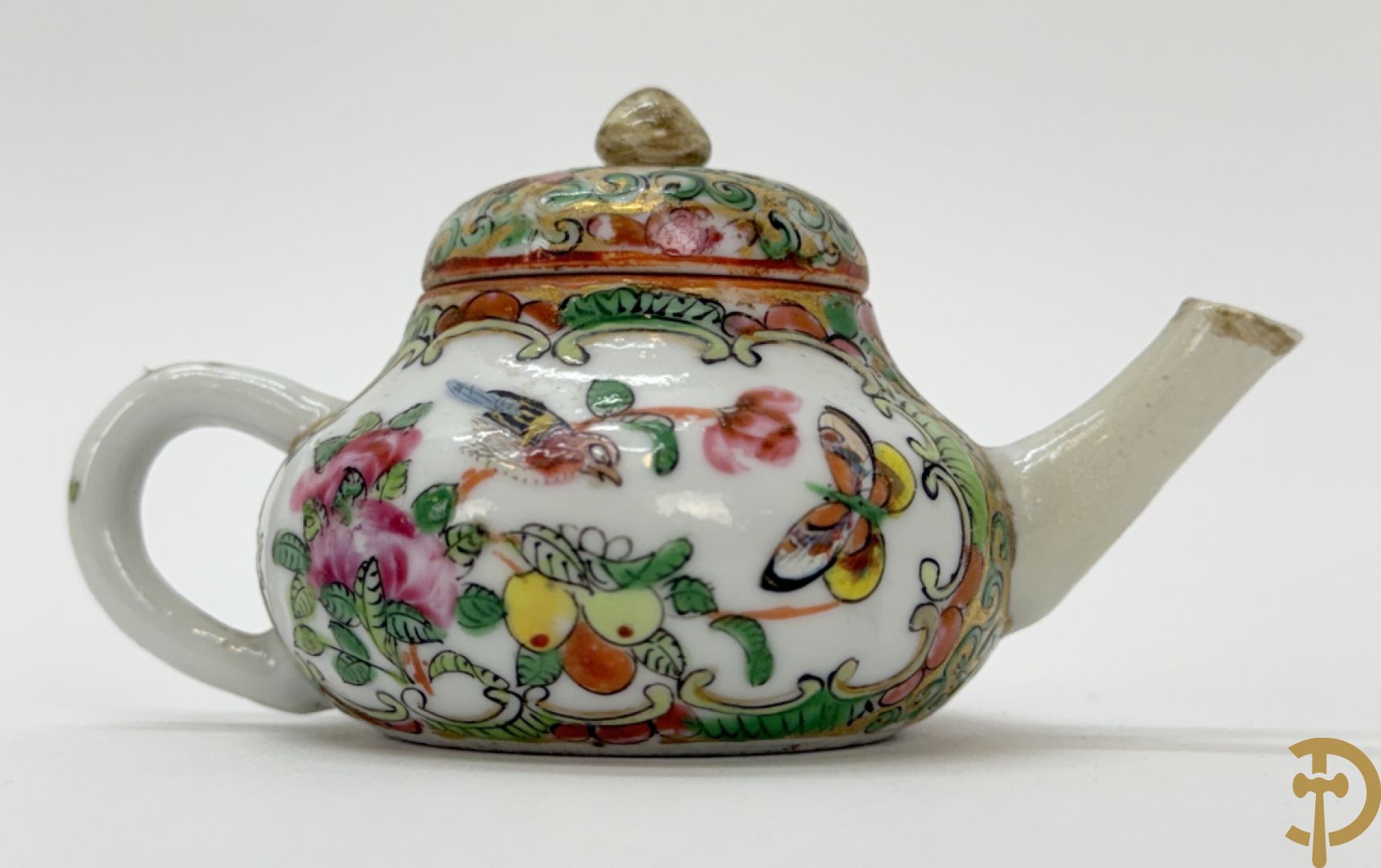 Chinees porseleinen theekannetje met landschapsdecor, vooraan en achteraan Chinese tekens, Republieks periode + kleine Kanton theekan