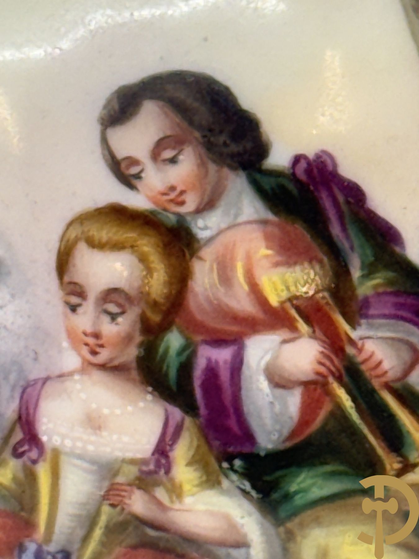 Paar Vieux Paris vazen met romantisch handbeschilderd tafereel