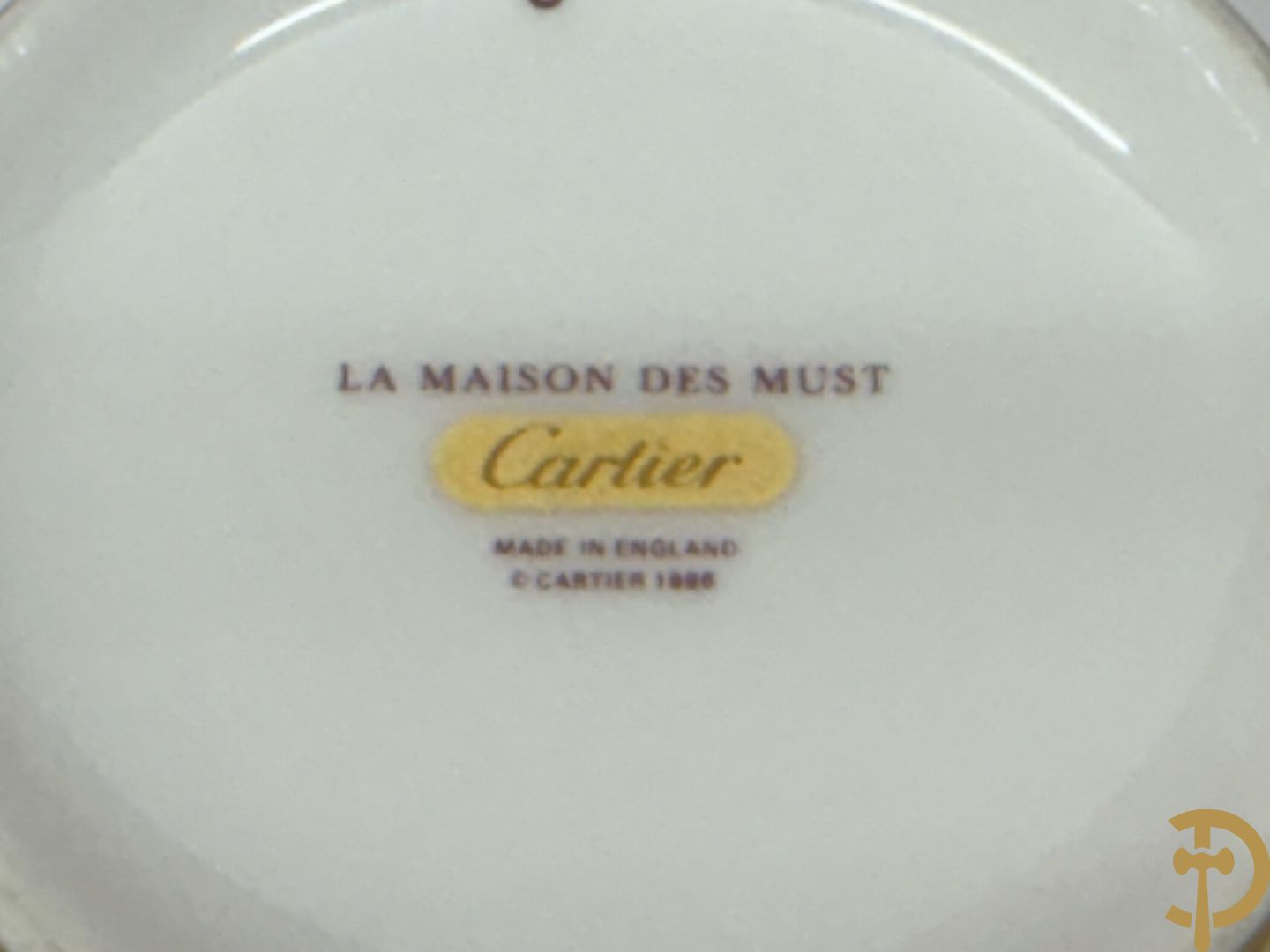 Porseleinen servies Cartier met vergulde rand bestaande uit 4 grote borden, 8 dessert bordjes, 8 koffie kopjes en schoteltjes en 8 kleine bordjes, La Maison Des Must