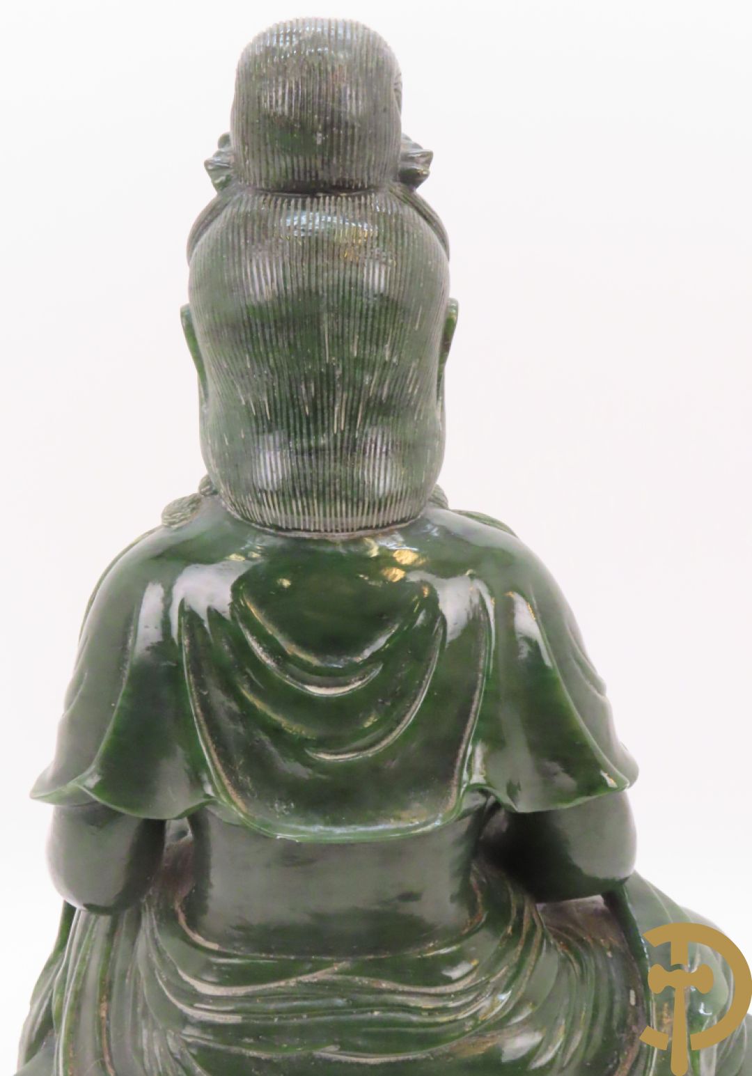 Handgesculpteerde geisha met flesje in de hand in groene jade