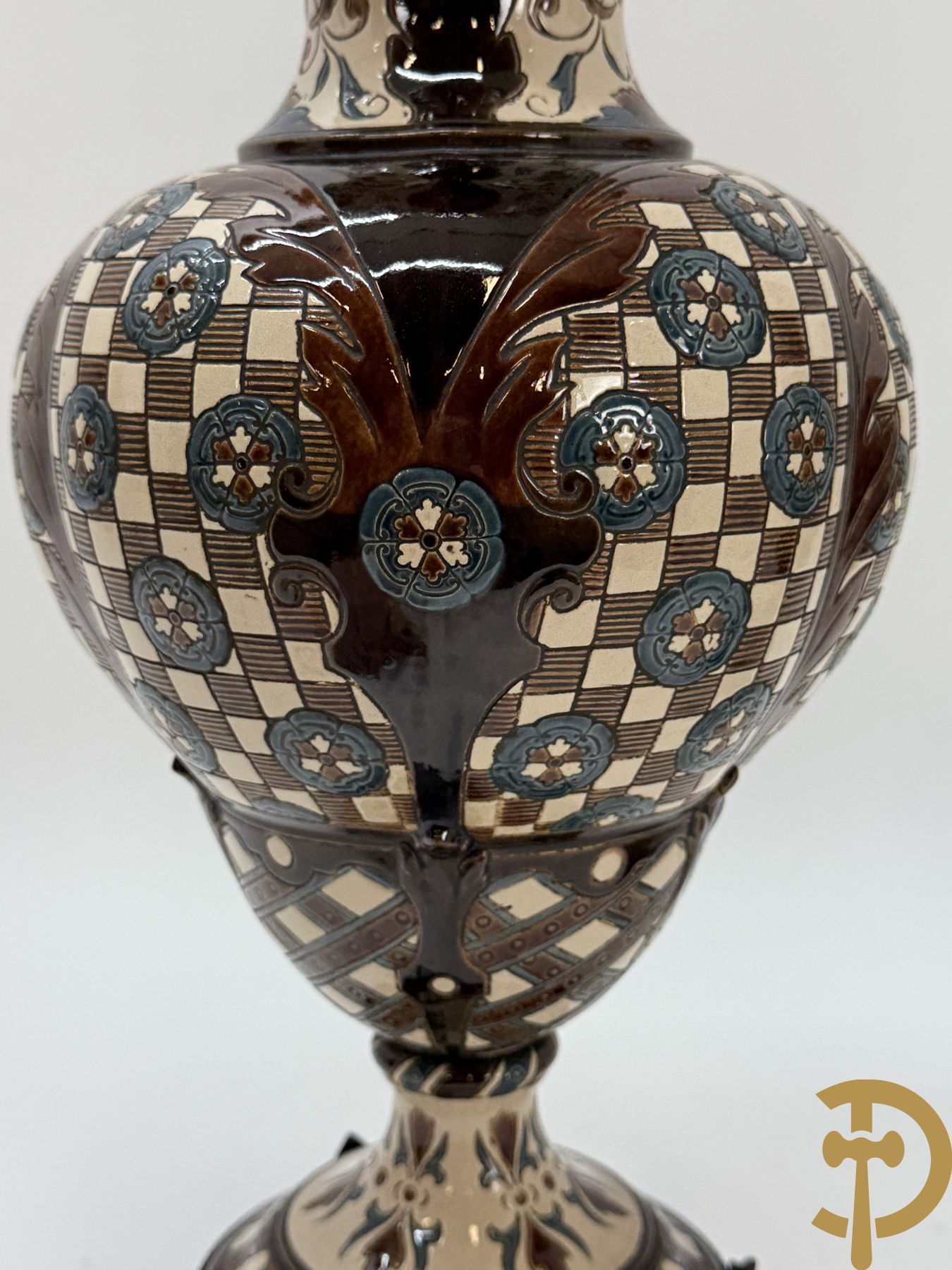 Paar meerkleurige vazen in Oostenrijkse faience met bloemendecor op koperen voet, Gerbing & Stephan, begin 1900