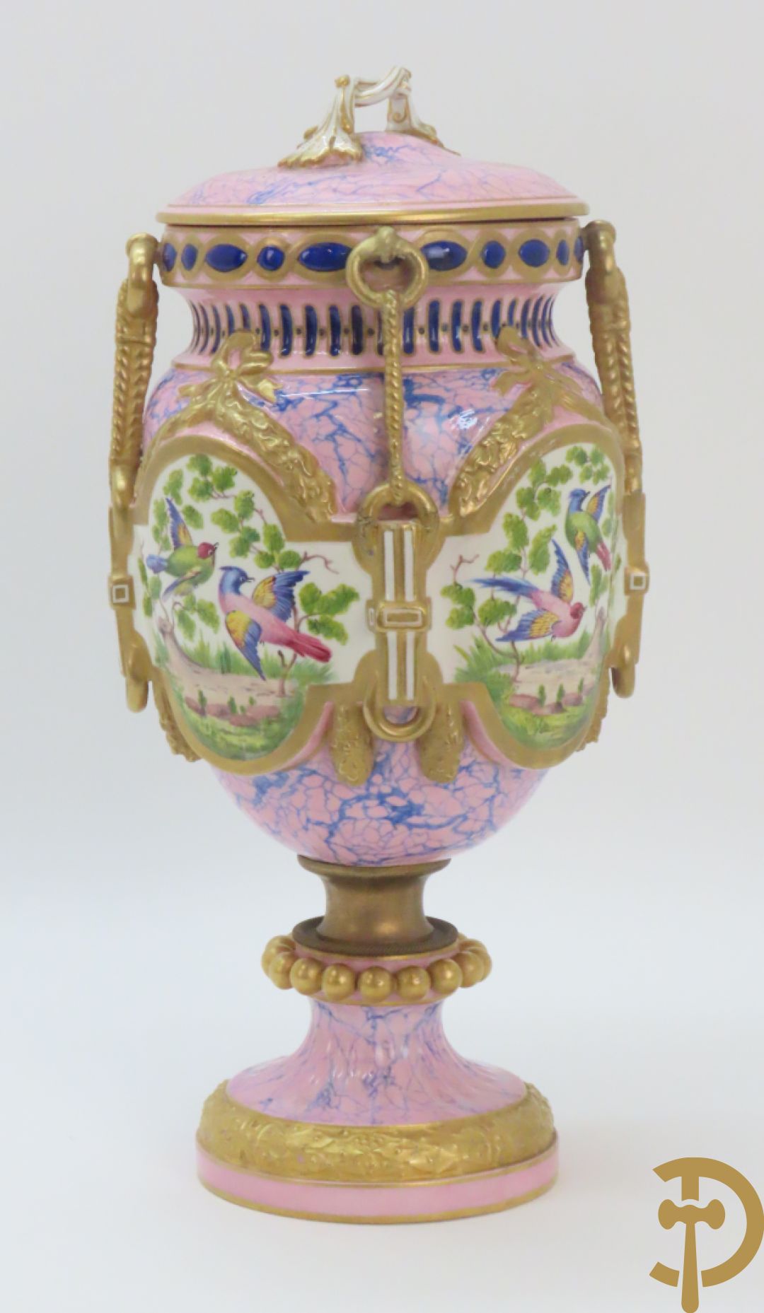 Franse porseleinen dekselpotiche bezet met decor van vogelmotieven en Louis XVI strikken, FB gemerkt