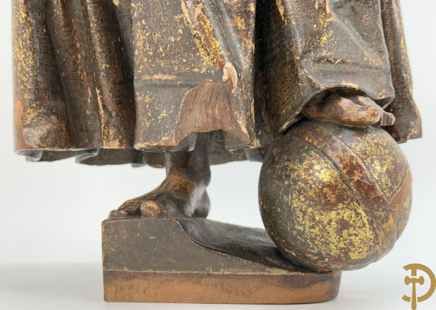 Gepolychromeerde houtsculptuur van Sint Antonius steunend met linkervoet op wereldbol