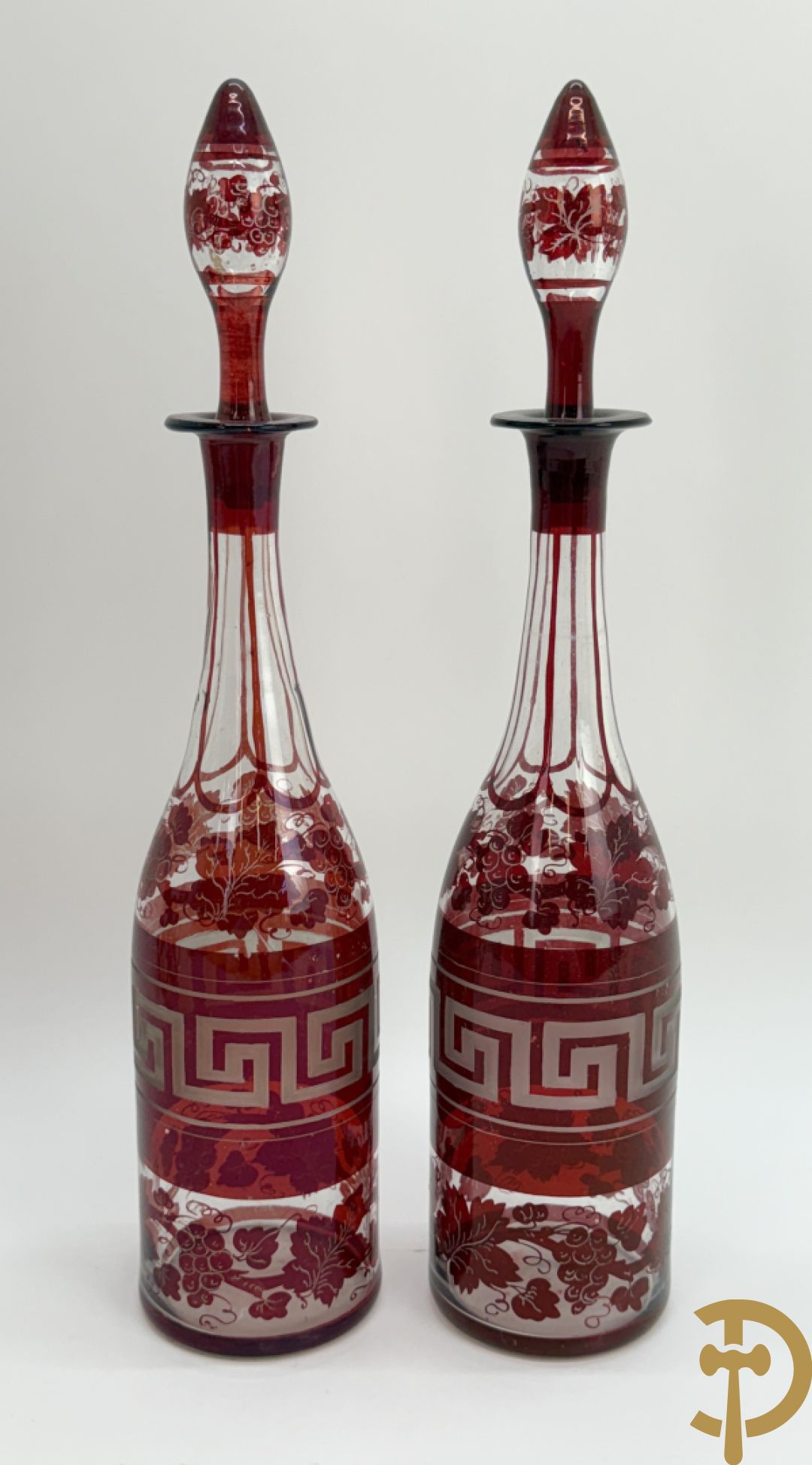 Paarse en rood gekleurde kristallen karaf Val-Saint-Lambert + 2 Boheemse karaffen + verzilverde decanteur met Louis XV motieven