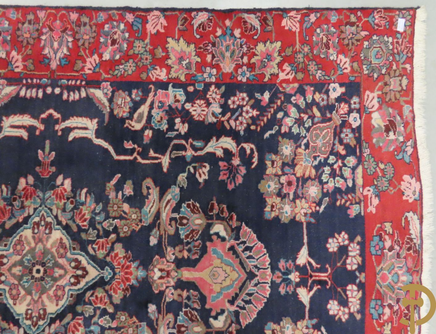 Oosters handgeknoopt tapijt met bloemen en dierenmotieven