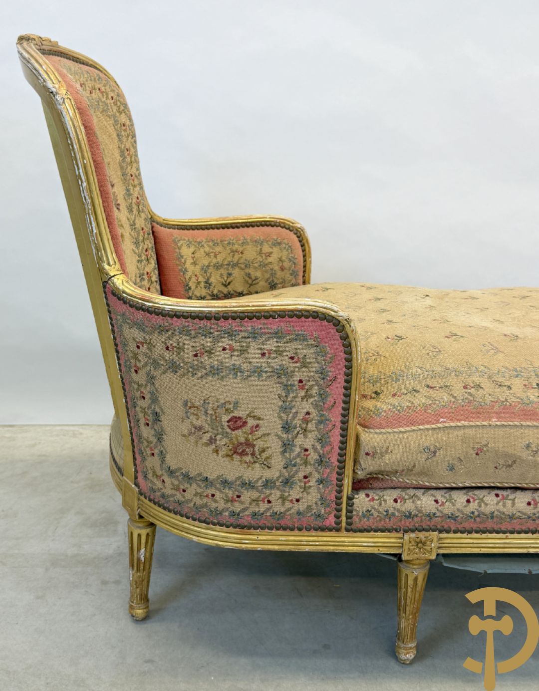 Vergulde Louis XVI chaise longue bezet met petit points met bloemendecor