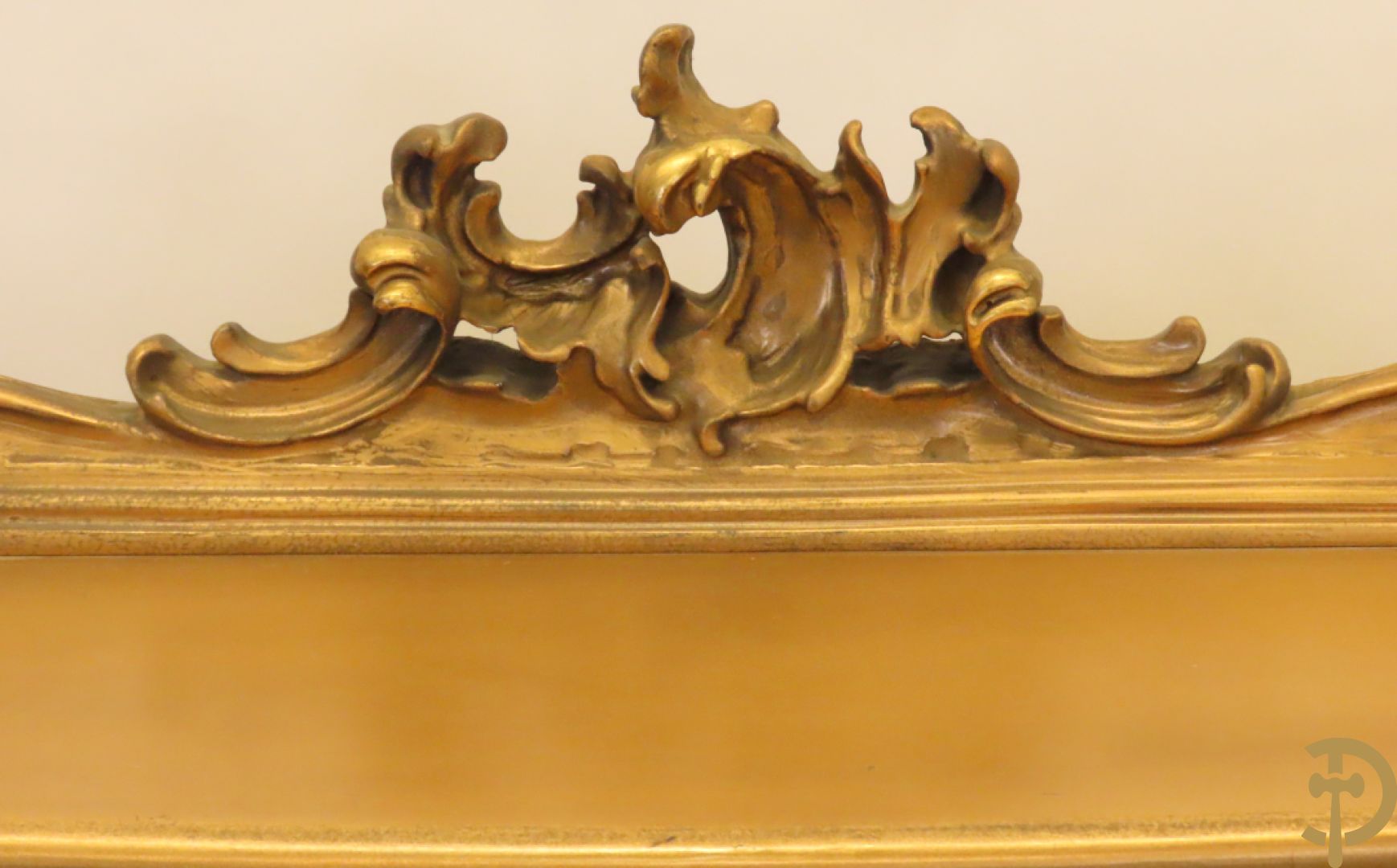 Uitzonderlijke vergulde bar met accanthusranken en bloemenmotieven op voluutvormige poten