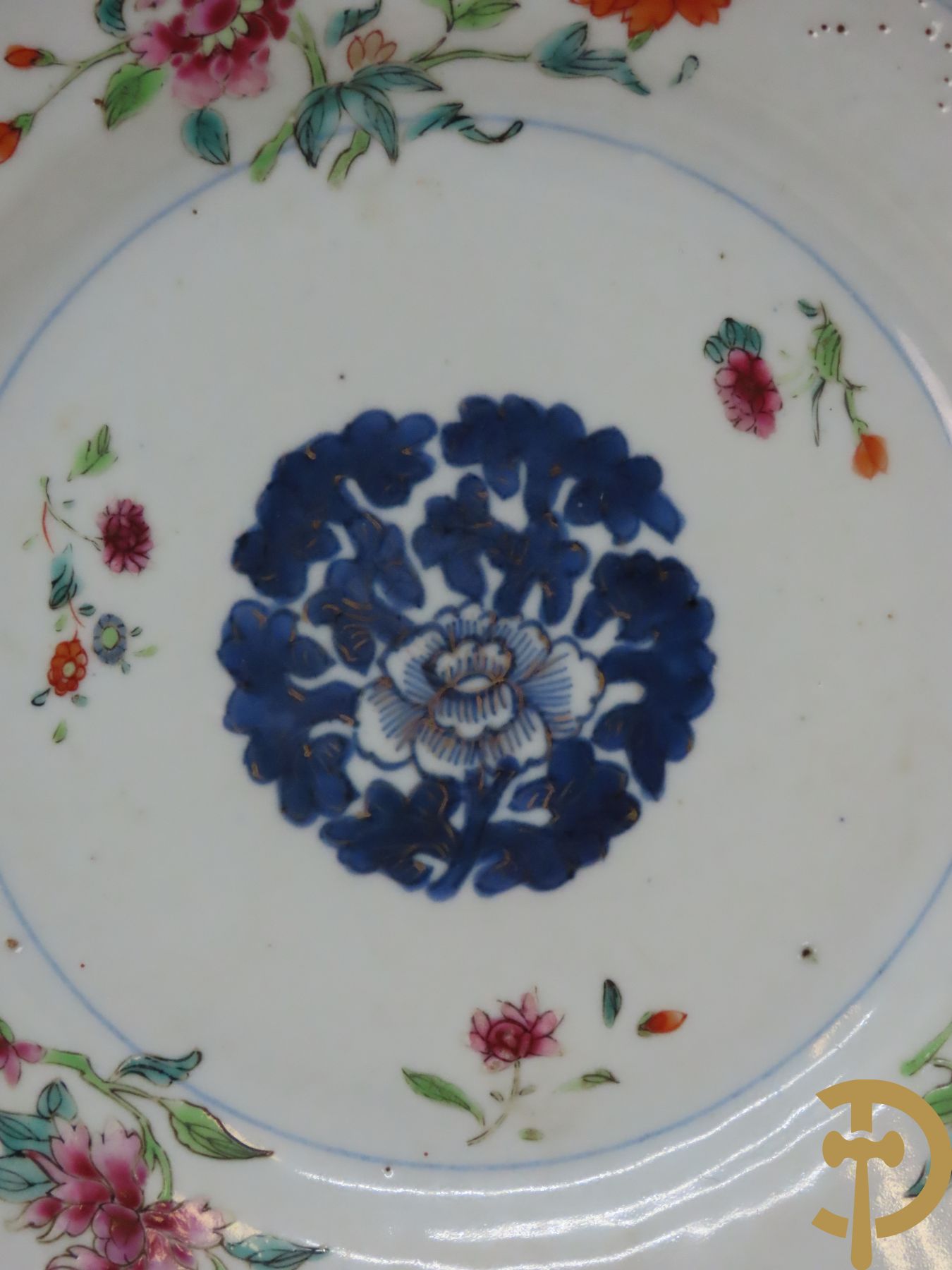 Acht Chinese porseleinen borden w.o. blauw/wit met bloemendecor, 2 blauw/witte borden, 2 Imari borden (1 met ster), 2 porseleinen borden met decor van bloemen in landschap en octagonaal bord