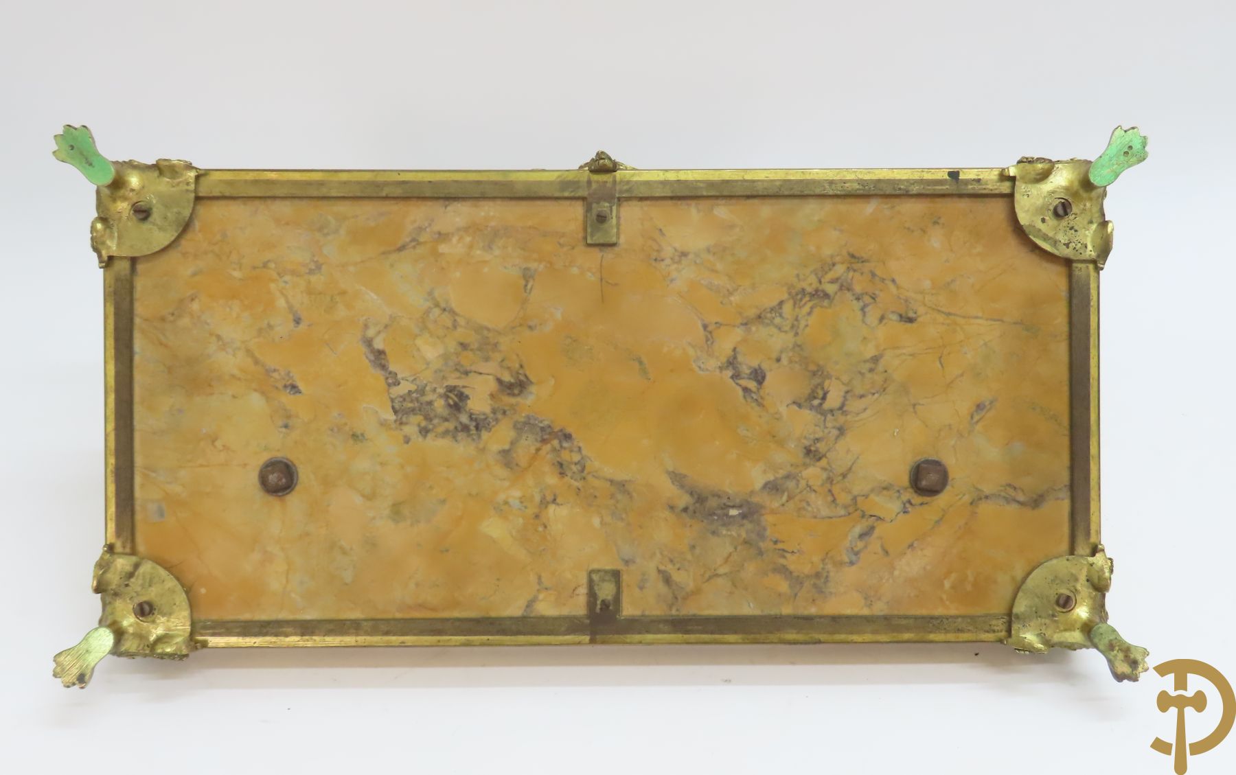 Marmeren inktstel met centraal verguld bronzen beeld met figuur van Lorenzo De Medici naar Michelangelo marmeren brievenhouder