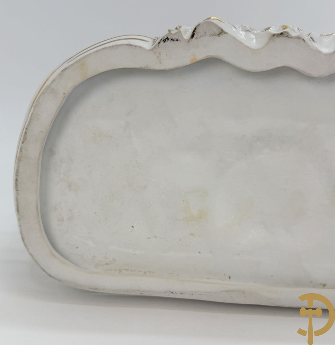 Porseleinen meerkleurige groep met koets, edeldame, lakei, ruiter en 2 paarden