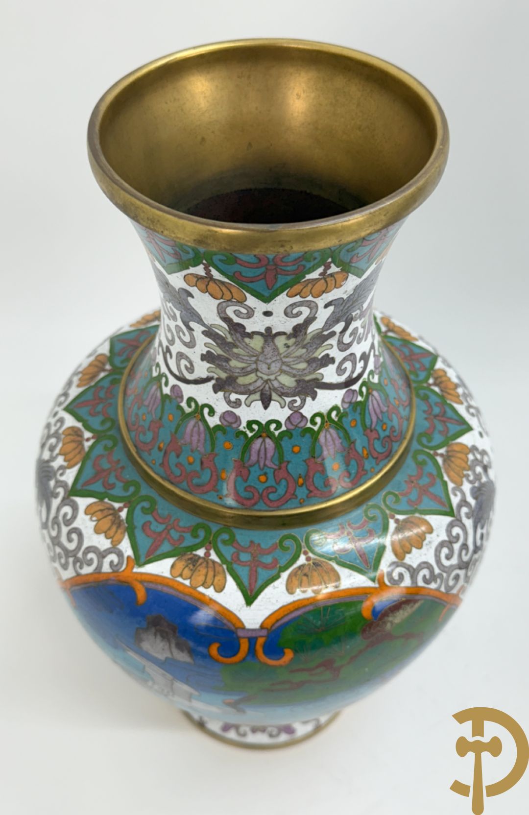 Paar cloisoné vazen met decor van vogels en bloemen op bijhorende zwarte sokkels