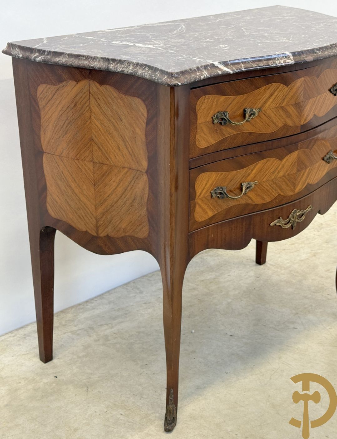 Notelaren tweeladencommode met bronsbeslag en grijs marmeren blad op voluutvormige poten