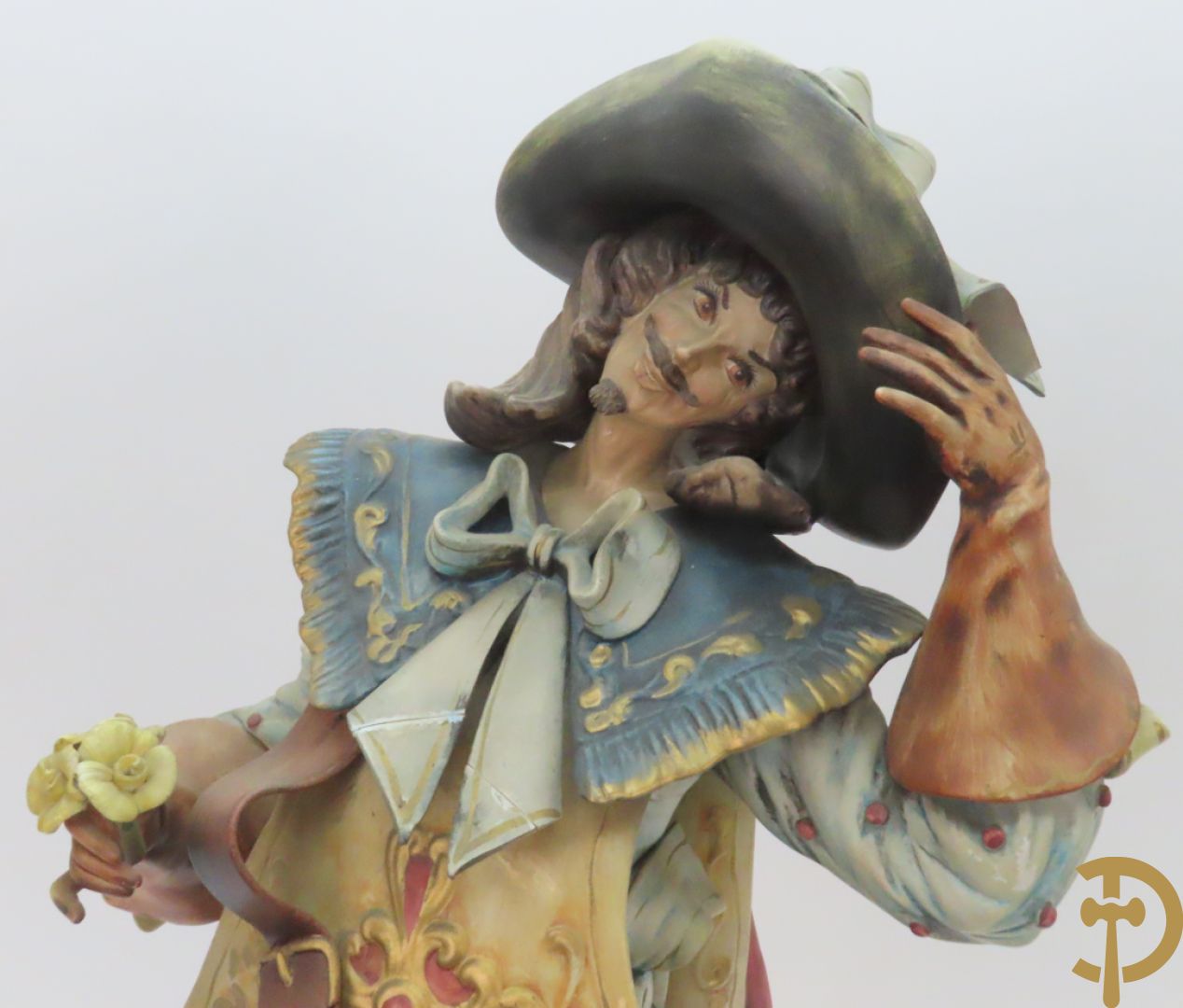 Twee Italiaanse beelden in meerkleurige faience, Cirano de Bergerac