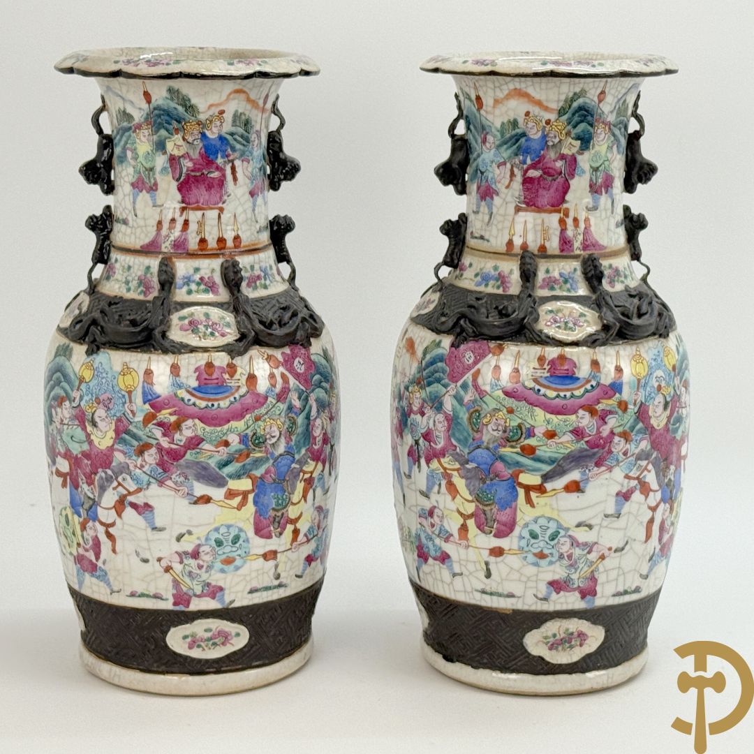 Paar Nankin vazen met dansende figuren en krijgertaferelen op houten sokkels