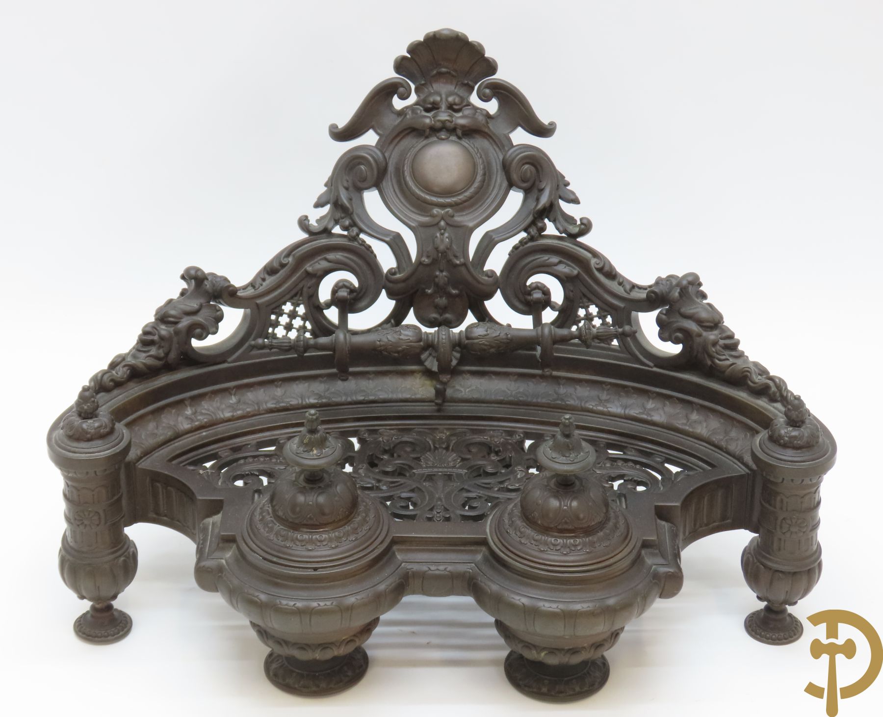 Bronzen Neo Renaissance inktstel met rocailles en bladmotieven