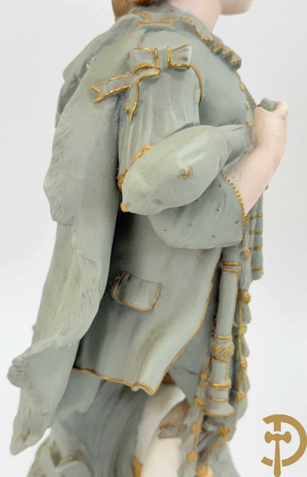 Paar grote Franse gekleurde biscuits van meisje en 
 jongen met schaap en geit