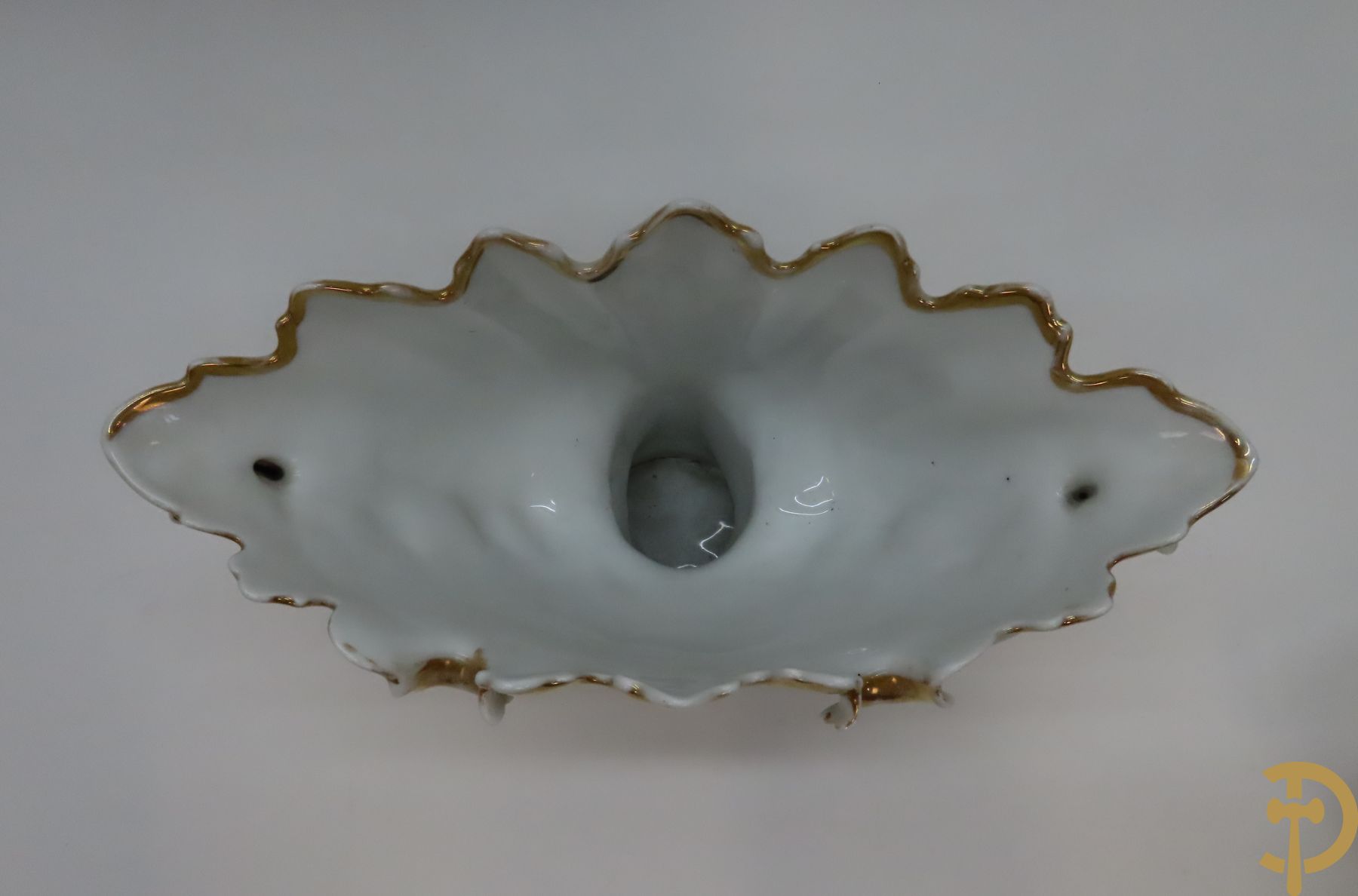 Porseleinen Franse cornetvaas geajoureerd met bloemenmotief, Vieux Paris + Vieux Paris coupe + porseleinen coupe met bloemenmotieven bezet