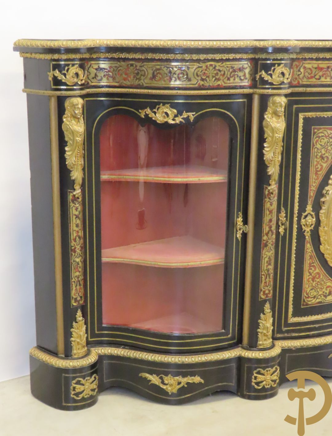 Napoleon III dressoir, centraal met bronnen plakkette omgeven door Louis XVI strik, met 2 zijdelingse vitrines met gebogen glas - stijlen bezet met bronzen dameshoofden