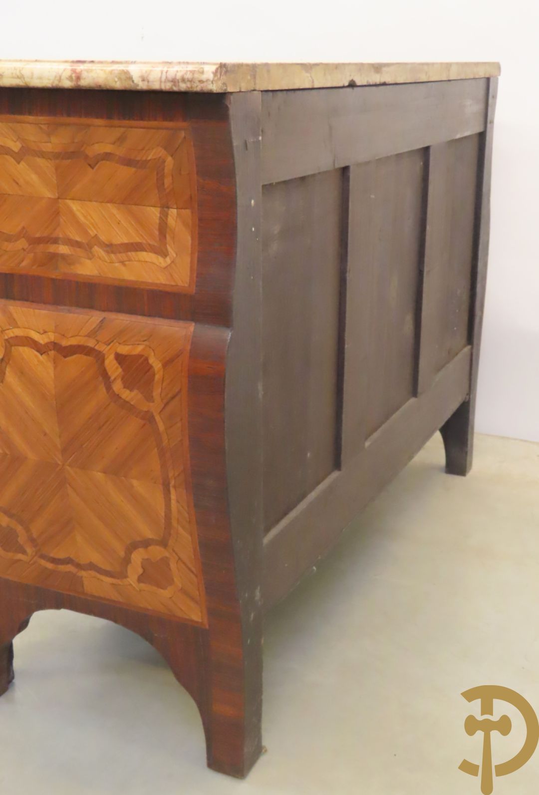 Gegalbeerde vierladencommode met bronsbeslag, marqueterie en marmeren blad