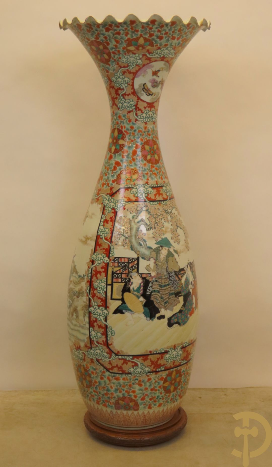 Japanse porseleinen waaiervaas met decor van geisha en krijger, bovenaan met florale motieven