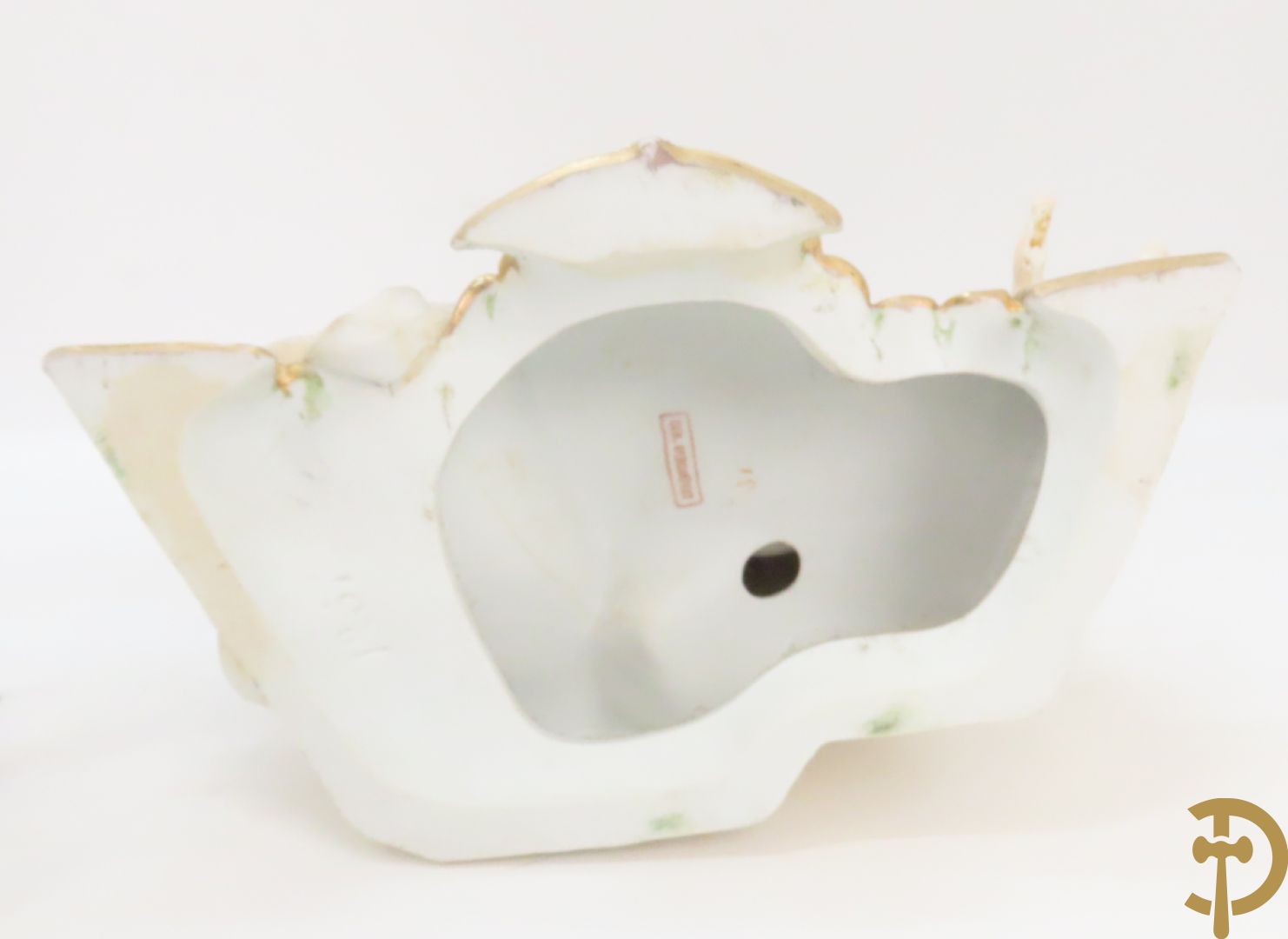 Lieftallig biscuit van romantisch koppel bij amfoor met kleine neergezeten cupido onder koperen baldakijn met kristallen belletjes