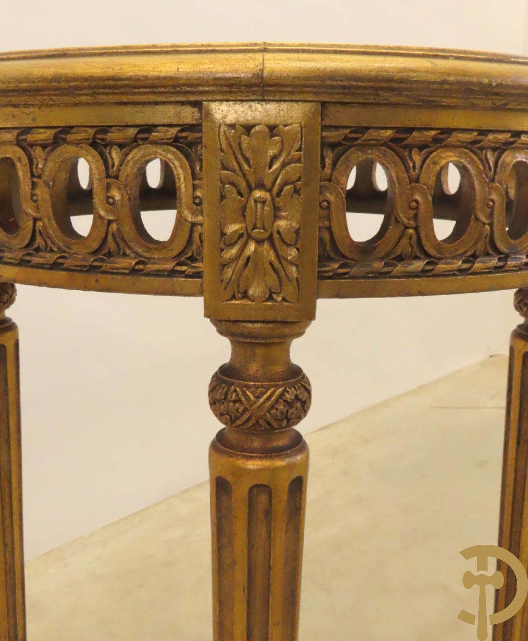 Vergulde bijzettafel met marmeren blad op 4 gecanneleerde poten