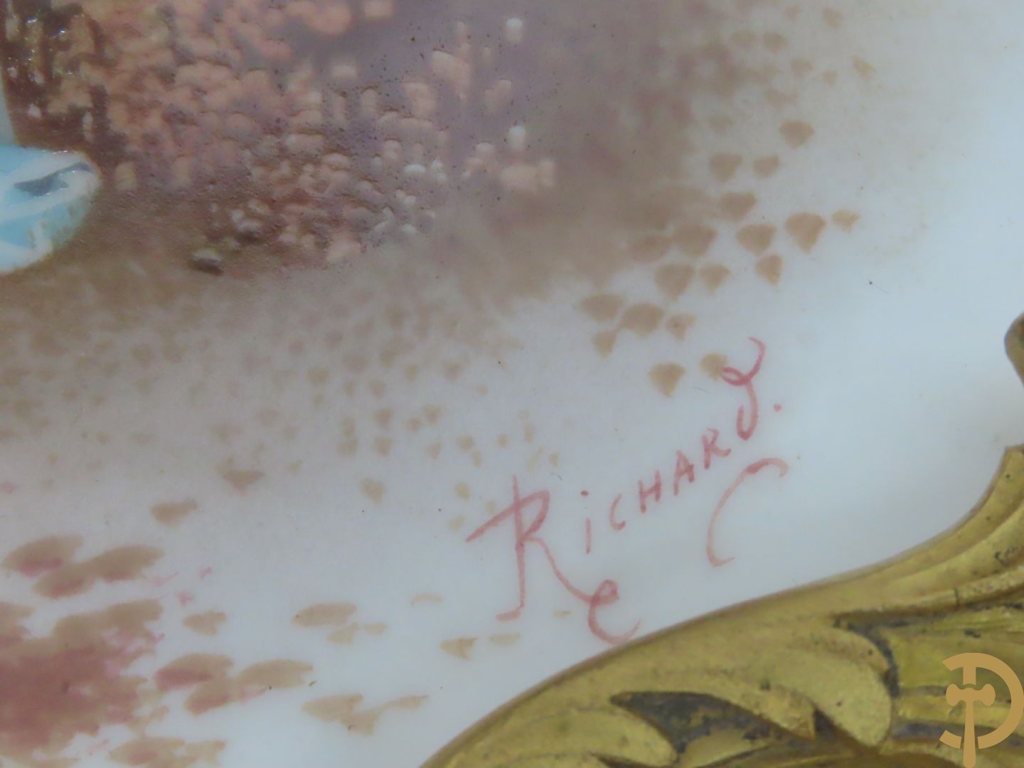 Porseleinen coupe met beschilderd decor van zittende dame met cupido in tuin, Richard getekend, gevat in bronzen houder