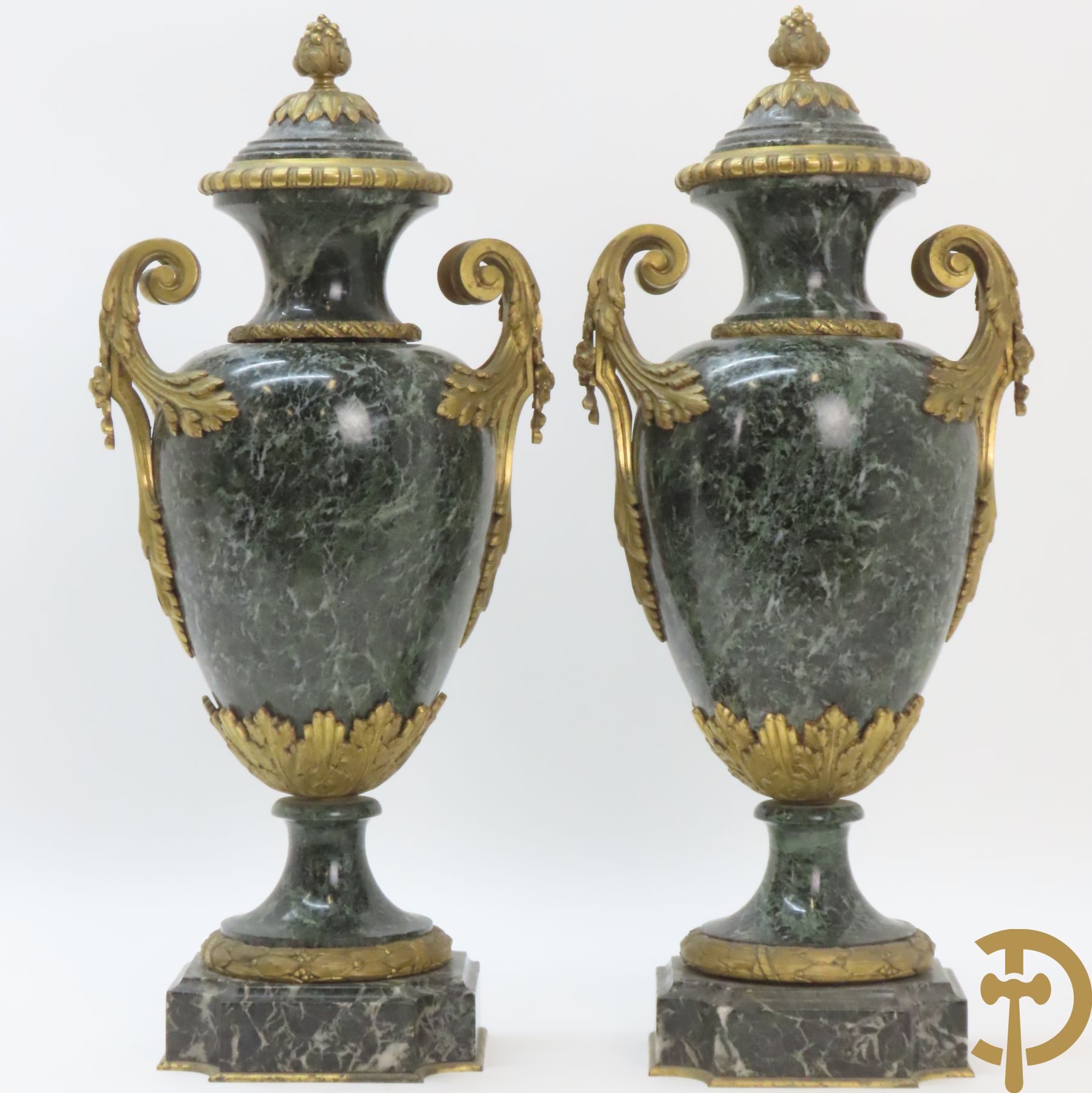 Paar marmeren cassolettes met los deksel, zijdelings bezet met accanthusranken en bloemen