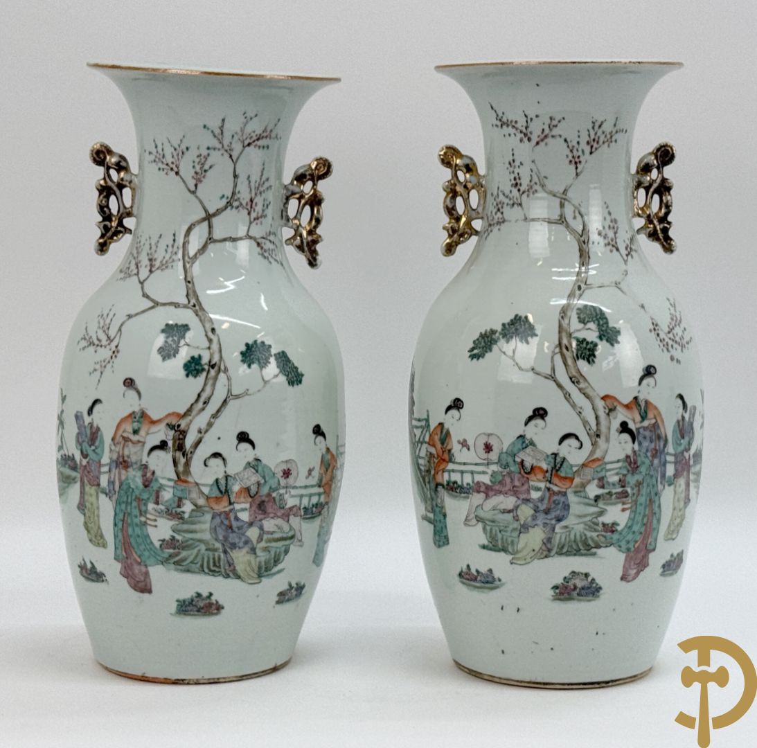 Paar Chinese porseleinen vazen met geisha decor en dames in landschap