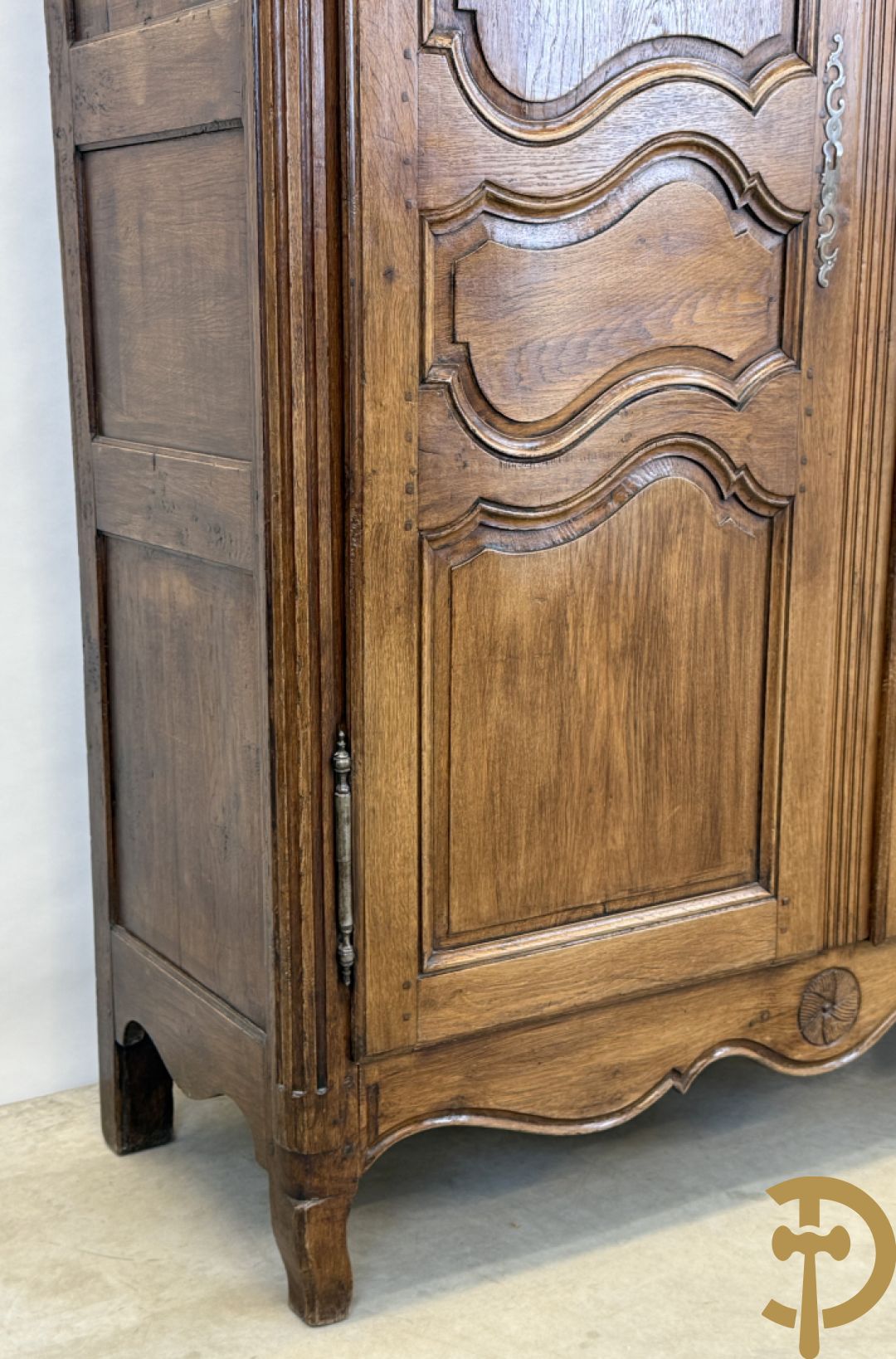 Massief eiken tweedeurskast met afgestoken panelen en gecanneleerde afgeronde hoeken