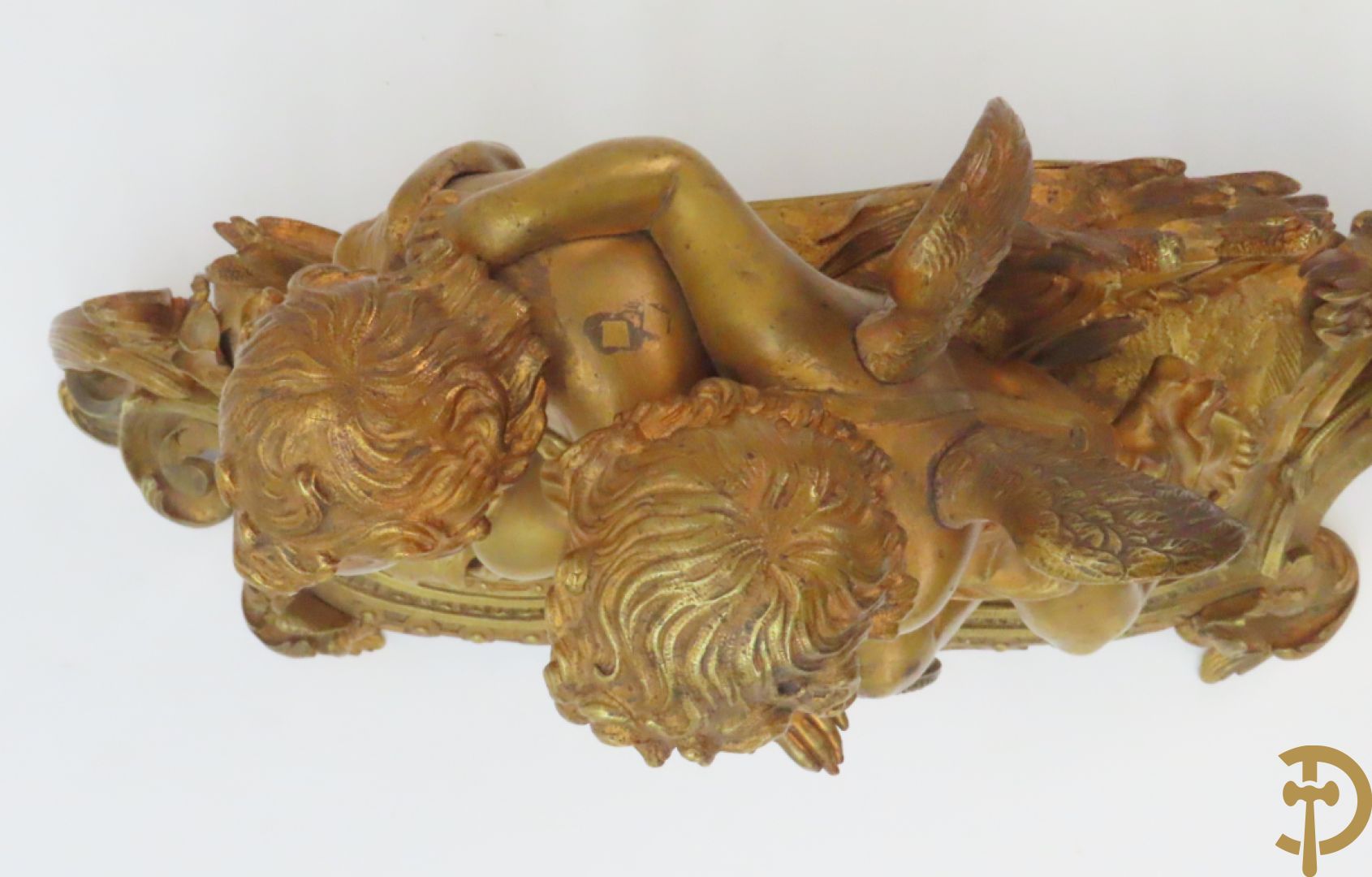 Bronzen schouwklok bezet met 2 cupido