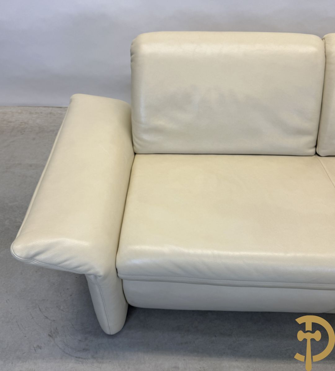 Salonensemble Koinor bestaande uit 3 elementen waarvan groot element met uittrekbaar voeteinde en twee tweezits