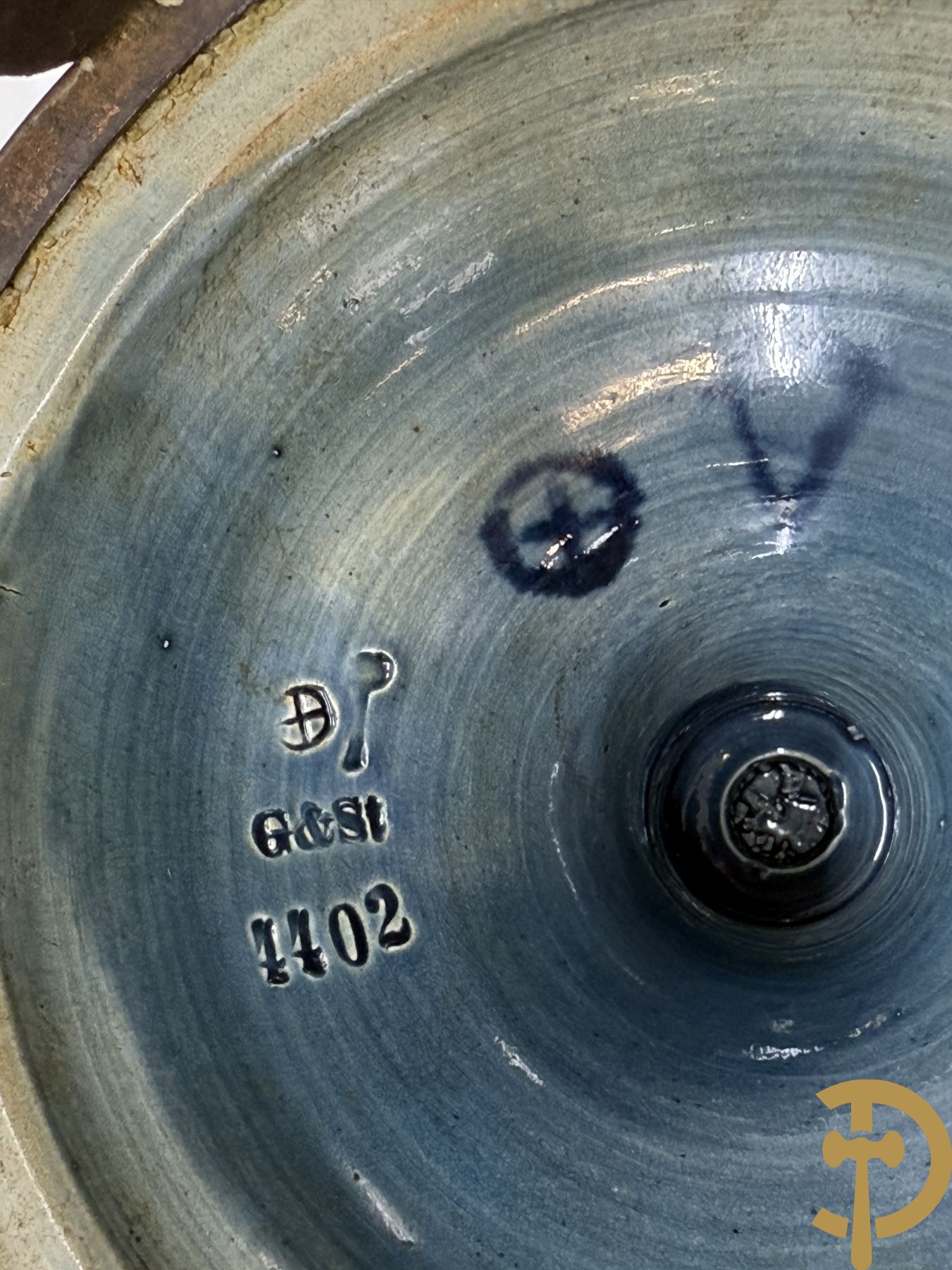 Paar meerkleurige vazen in Oostenrijkse faience met bloemendecor op koperen voet, Gerbing & Stephan, begin 1900