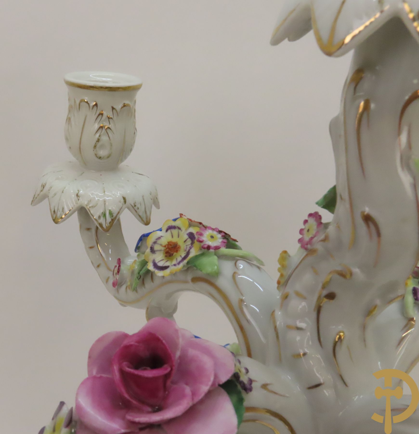 Twee porseleinen vijfarmige kandelaars met cupido