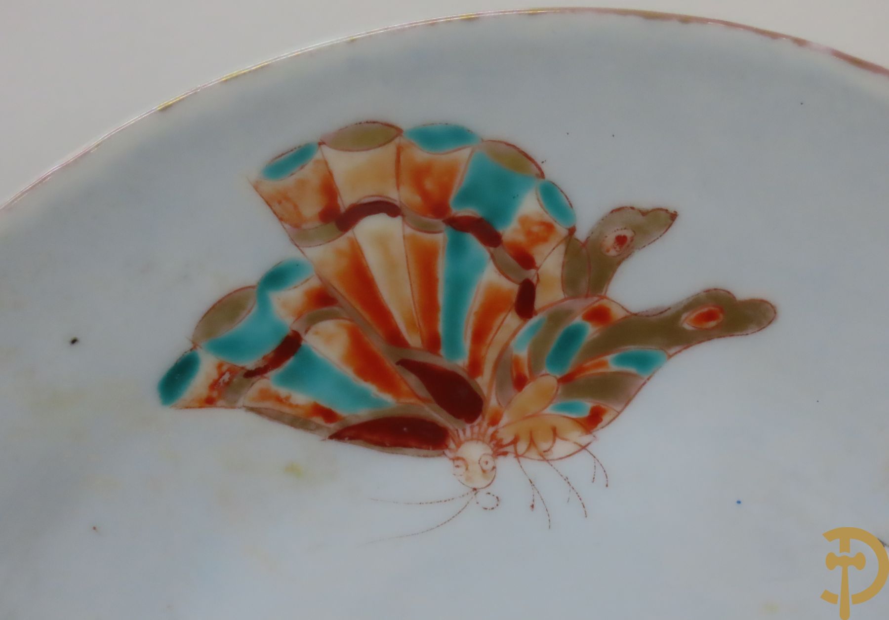 Paar porseleinen borden met vlinderdecor