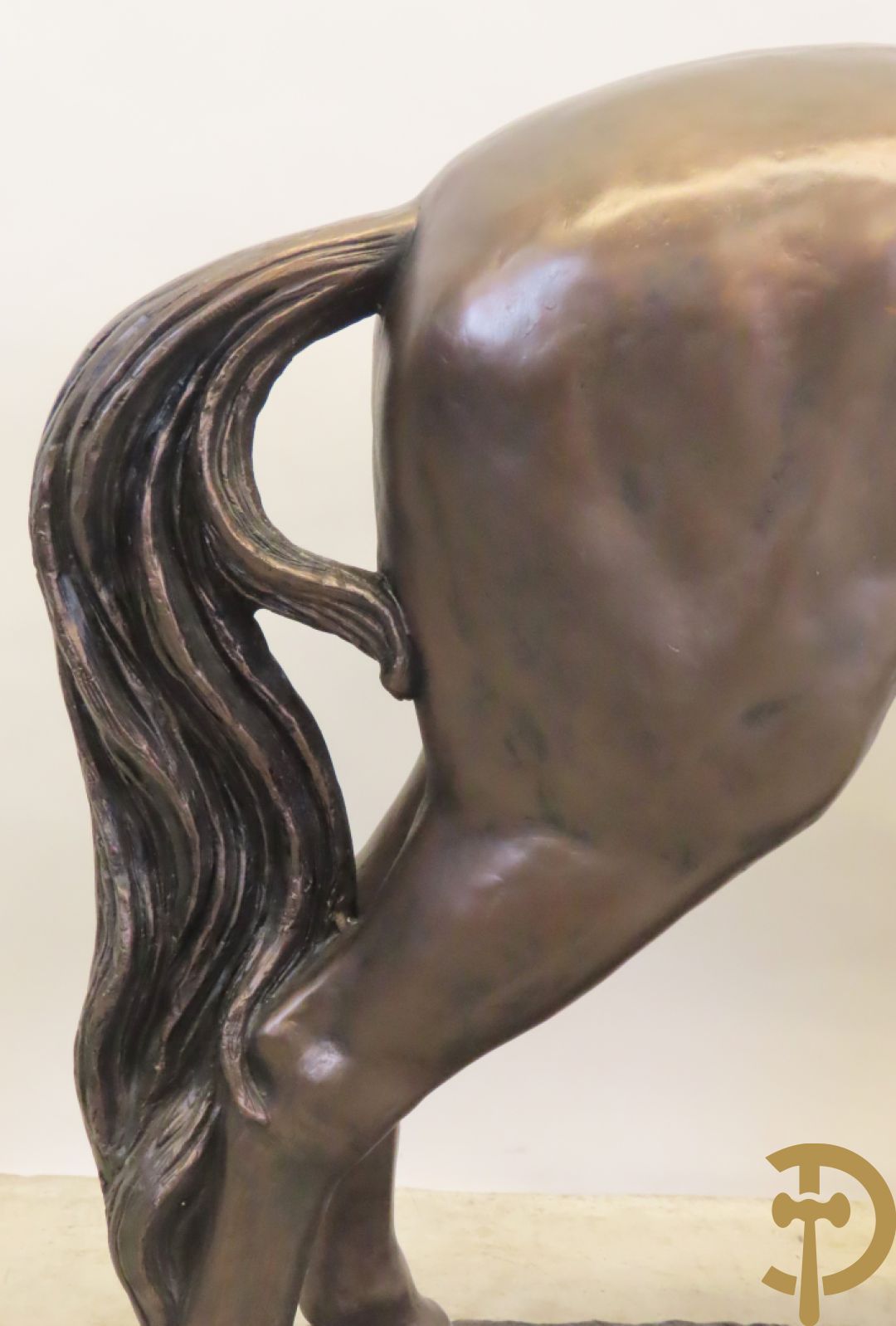 Staand paard in gebronzeerd polyester