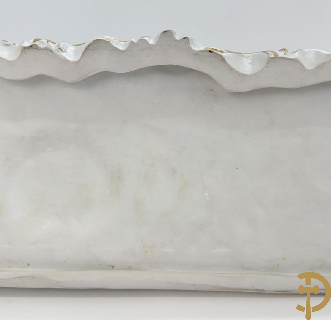 Porseleinen meerkleurige groep met koets, edeldame, lakei, ruiter en 2 paarden