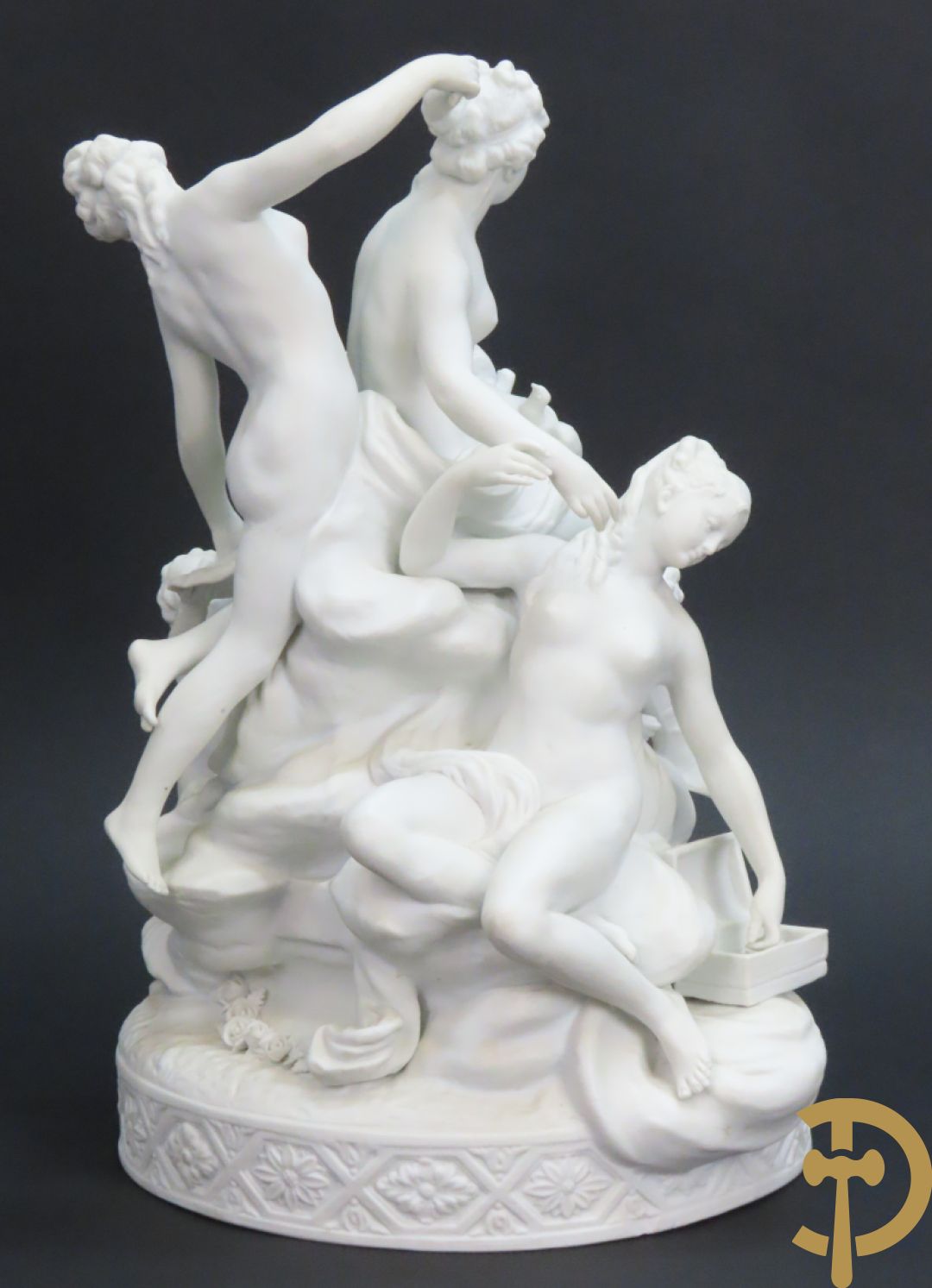 Porseleinen sierbeeld met 4 naakte dames en cupido bezet met bloemenkransen, Sèvres gemerkt