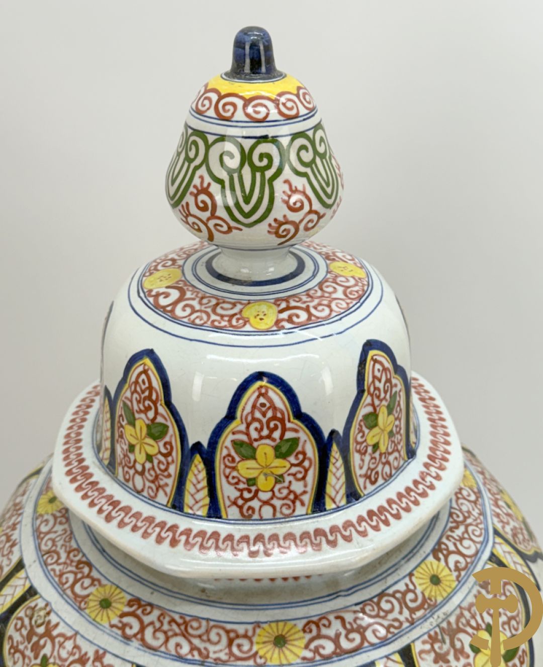 Driestel in polychrome faience met decor van vogels en bloemen bestaande uit dekselpotiche geflankeerd door 2 knobbelvazen, Boch 104/5