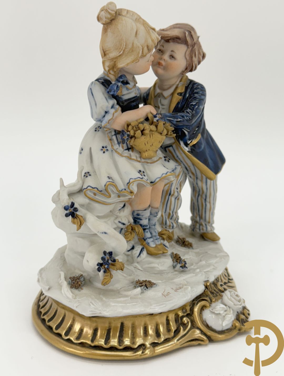 Paar gekleurde porseleinen sierbeeldjes op bronzen voet, Capo di Monte + 2 sierbeeldjes op bronzen voet