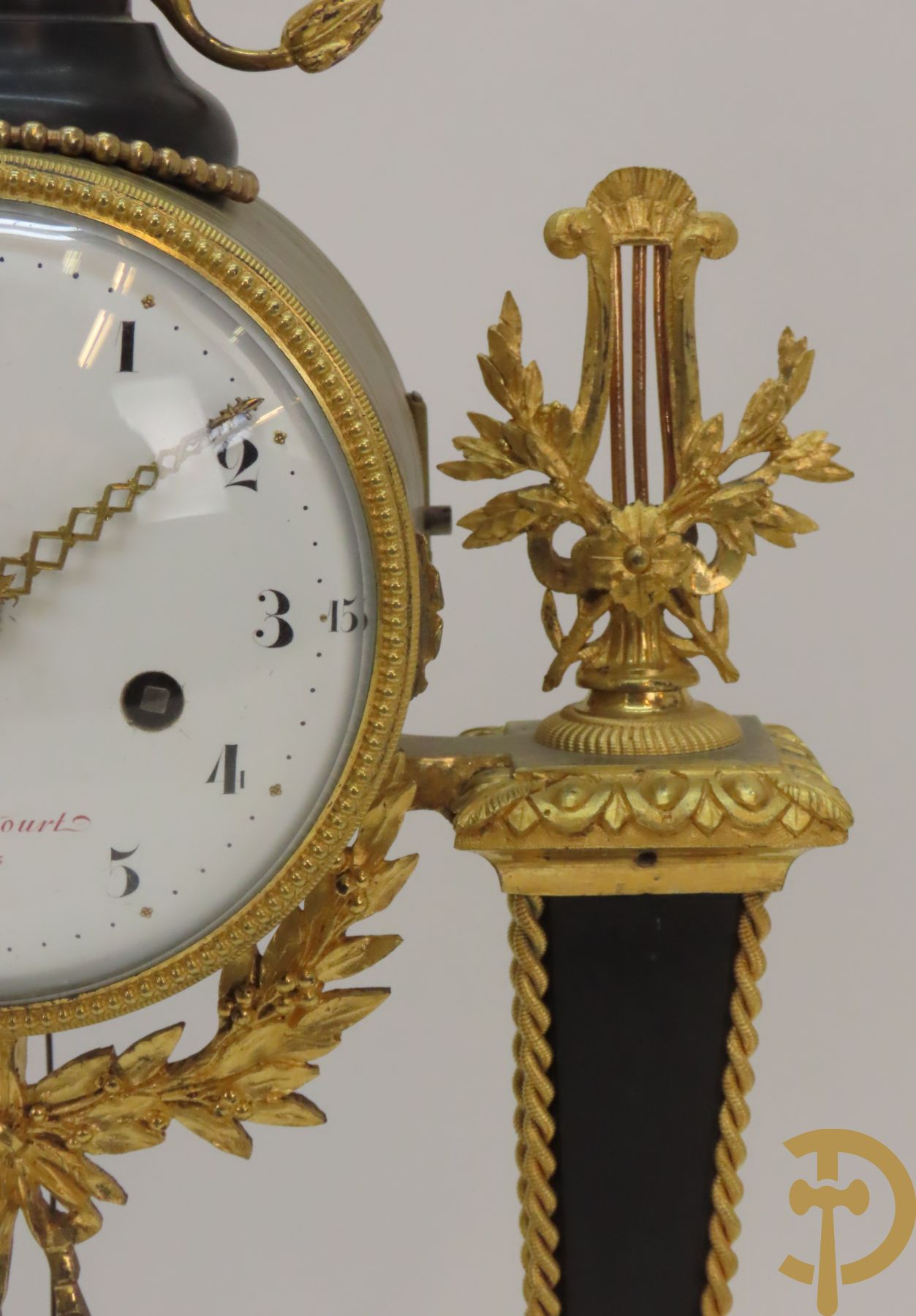 Louis XVI pendule bezet met harten en accanthusranken, binnenin met lisdoddes, Barancourt à Paris getekend